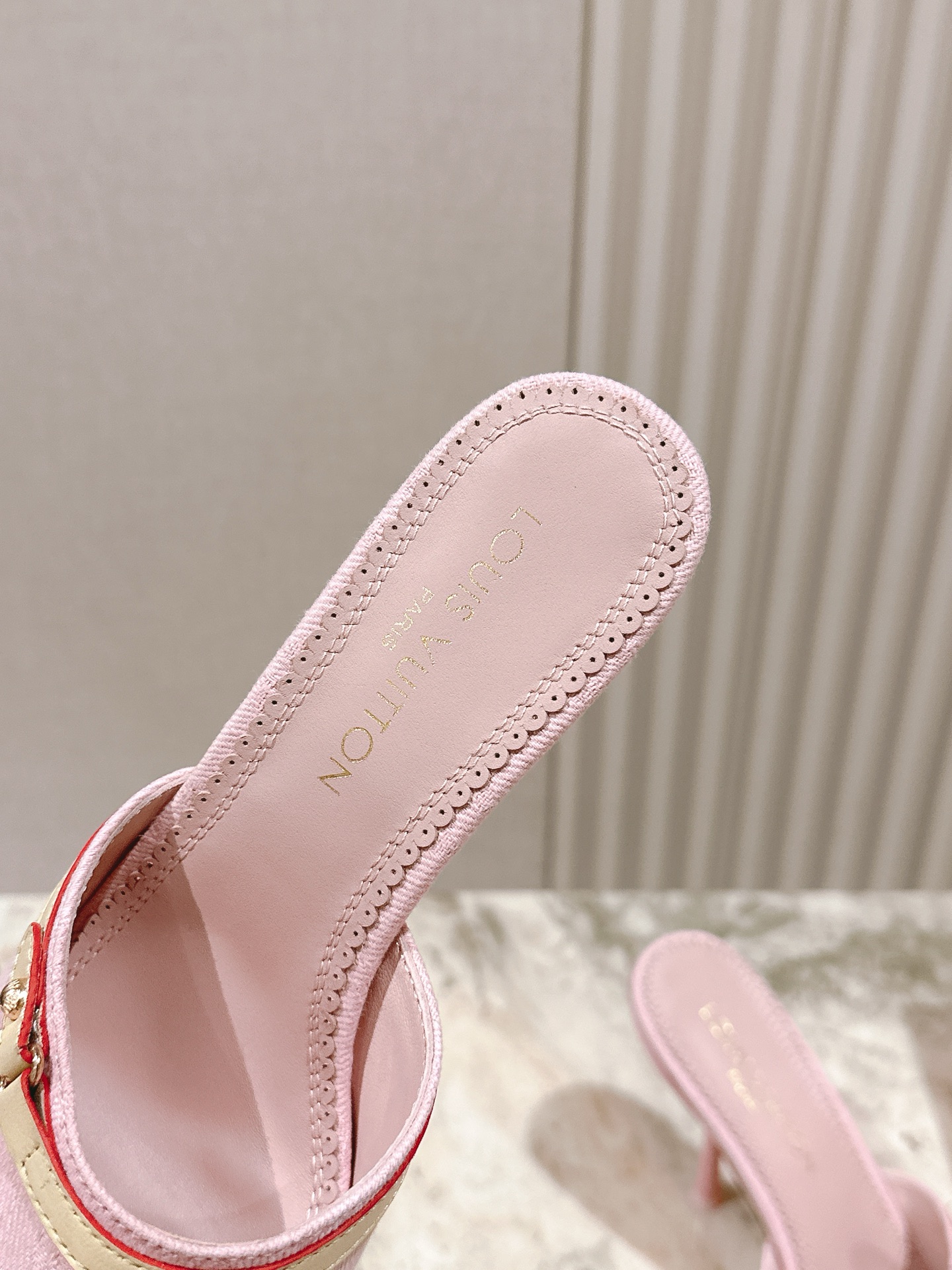   | ²⁰²5𝐬𝐬 🤍🤎
驴家早春新品🆕 new arrival～LV春夏拖鞋，也太出彩了！时尚性感舒