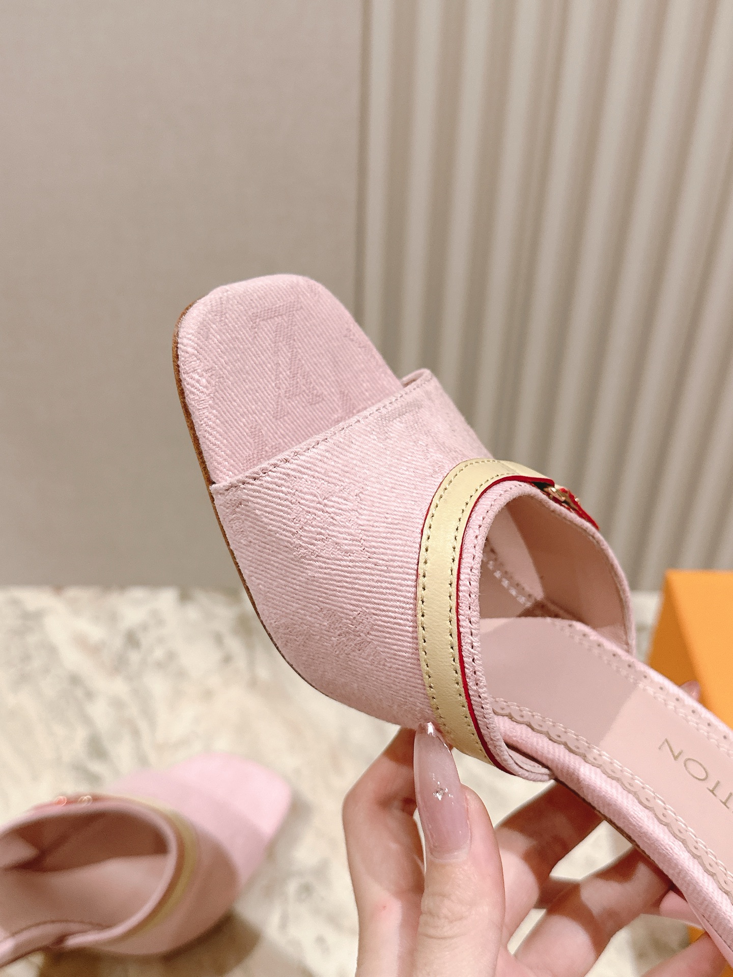  | ²⁰²5𝐬𝐬 🤍🤎
驴家早春新品🆕 new arrival～LV春夏拖鞋，也太出彩了！时尚性感舒