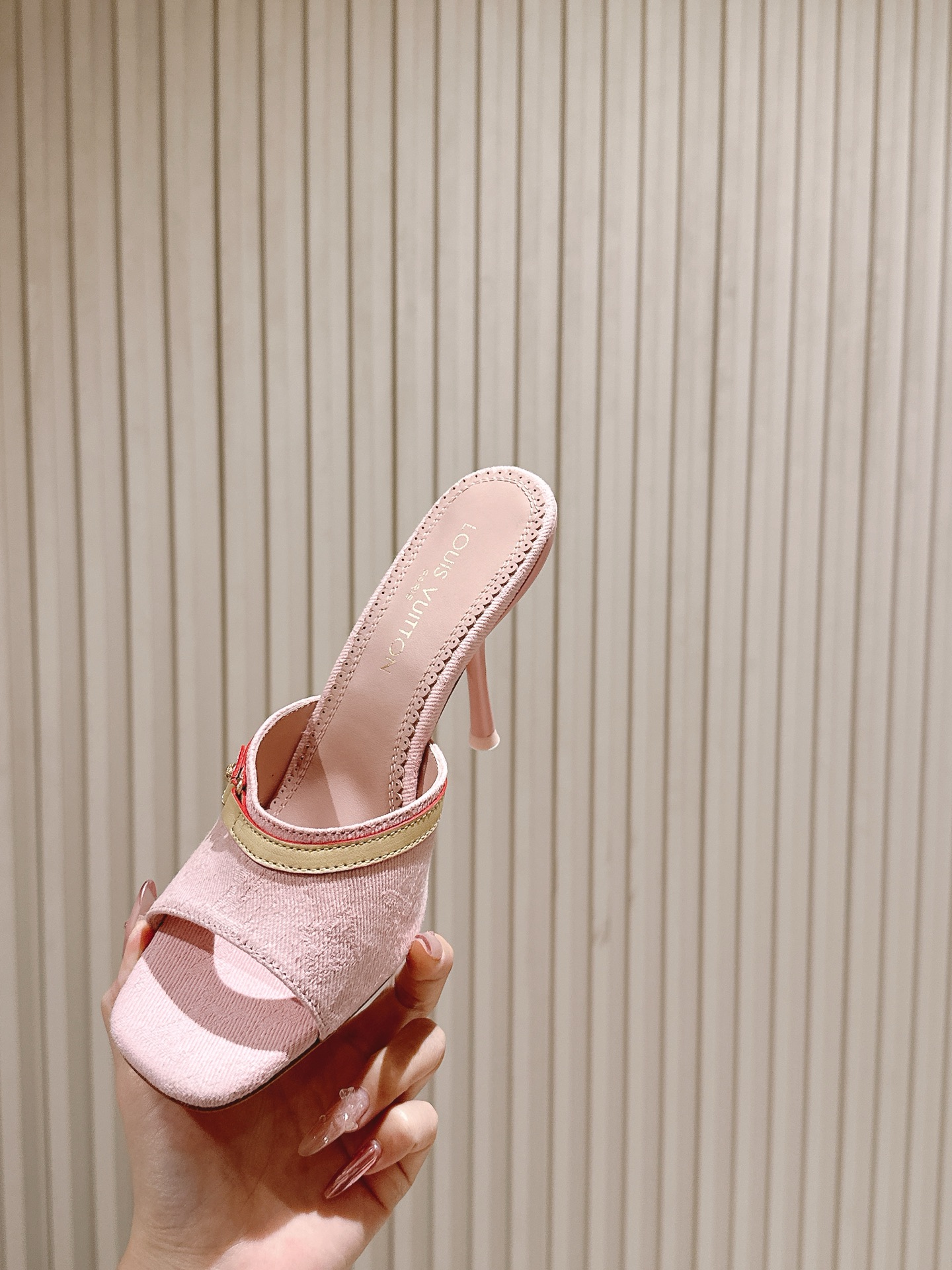   | ²⁰²5𝐬𝐬 🤍🤎
驴家早春新品🆕 new arrival～LV春夏拖鞋，也太出彩了！时尚性感舒
