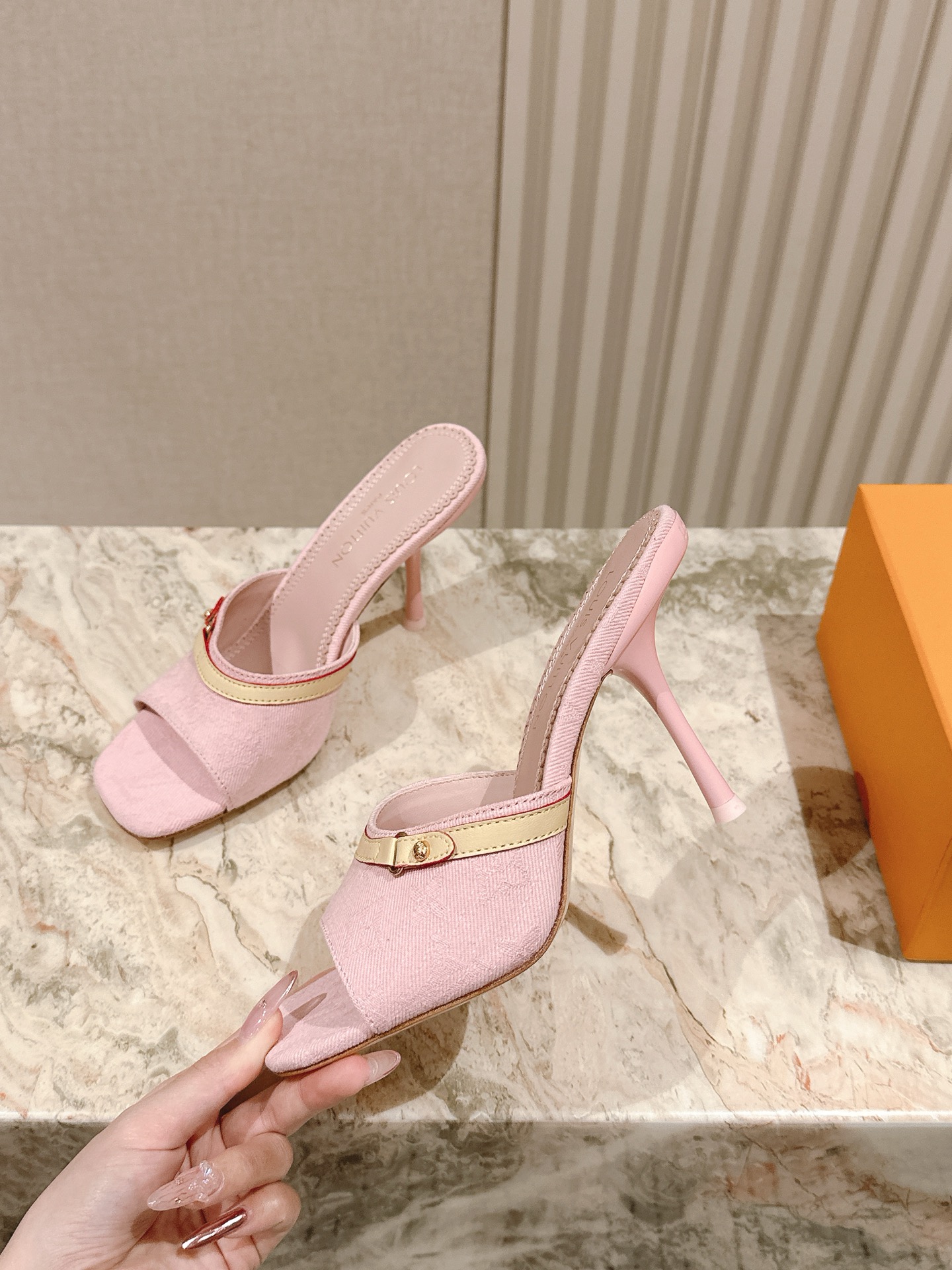   | ²⁰²5𝐬𝐬 🤍🤎
驴家早春新品🆕 new arrival～LV春夏拖鞋，也太出彩了！时尚性感舒