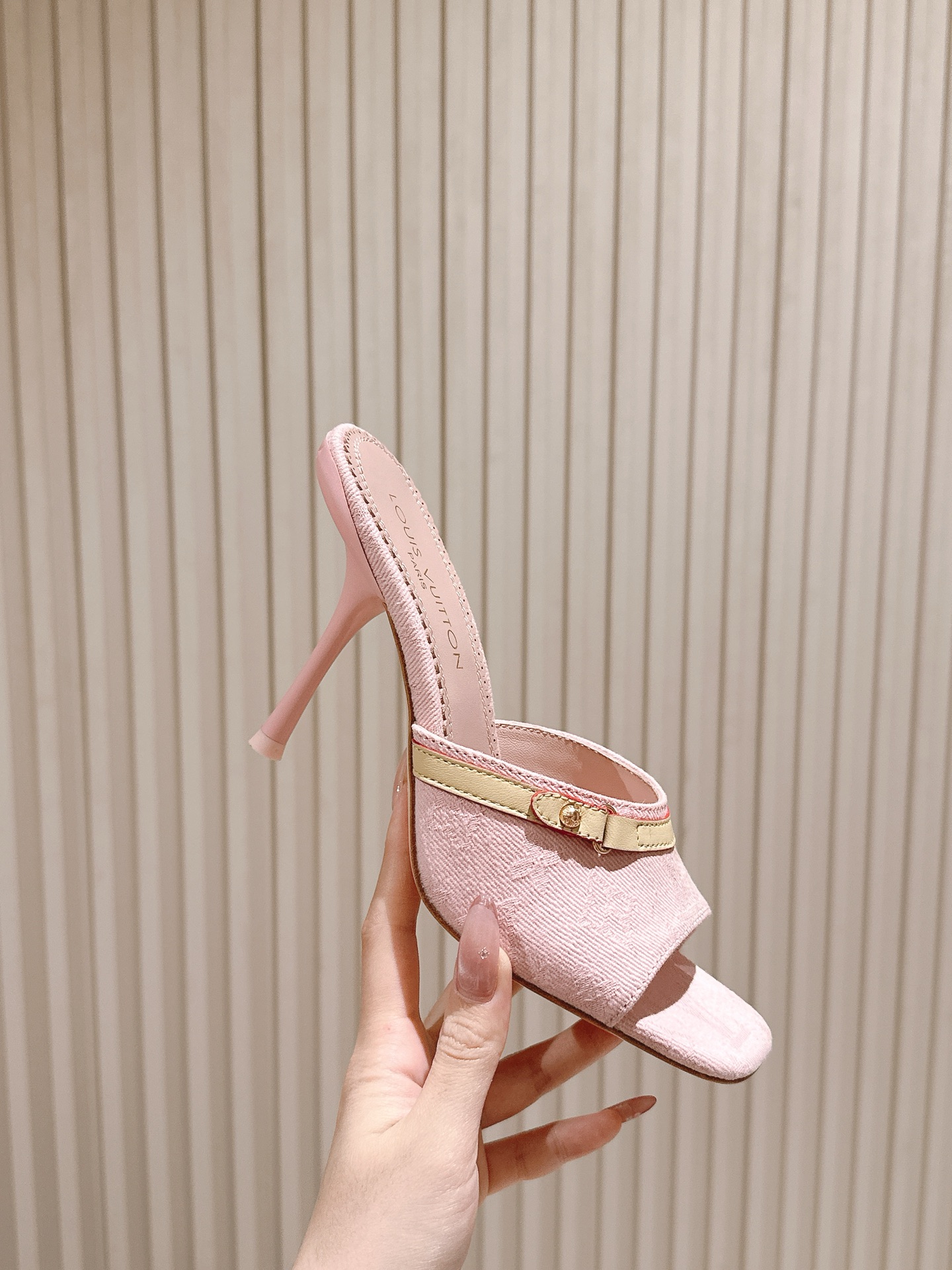  | ²⁰²5𝐬𝐬 🤍🤎
驴家早春新品🆕 new arrival～LV春夏拖鞋，也太出彩了！时尚性感舒