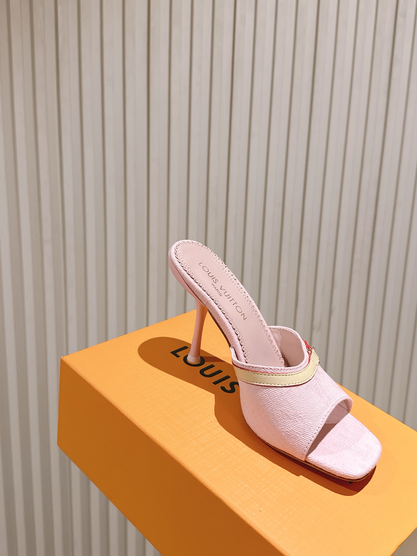   | ²⁰²5𝐬𝐬 🤍🤎
驴家早春新品🆕 new arrival～LV春夏拖鞋，也太出彩了！时尚性感舒