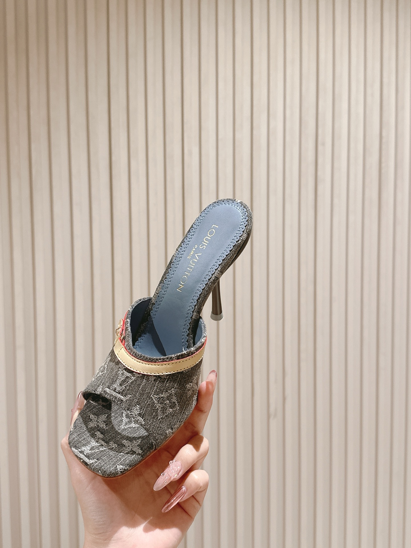   | ²⁰²5𝐬𝐬 🤍🤎
驴家早春新品🆕 new arrival～LV春夏拖鞋，也太出彩了！时尚性感舒