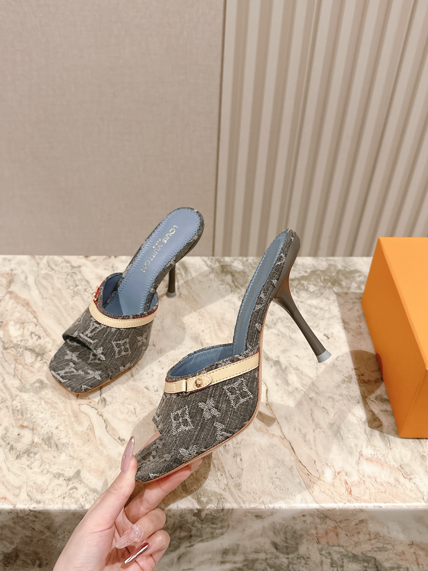   | ²⁰²5𝐬𝐬 🤍🤎
驴家早春新品🆕 new arrival～LV春夏拖鞋，也太出彩了！时尚性感舒