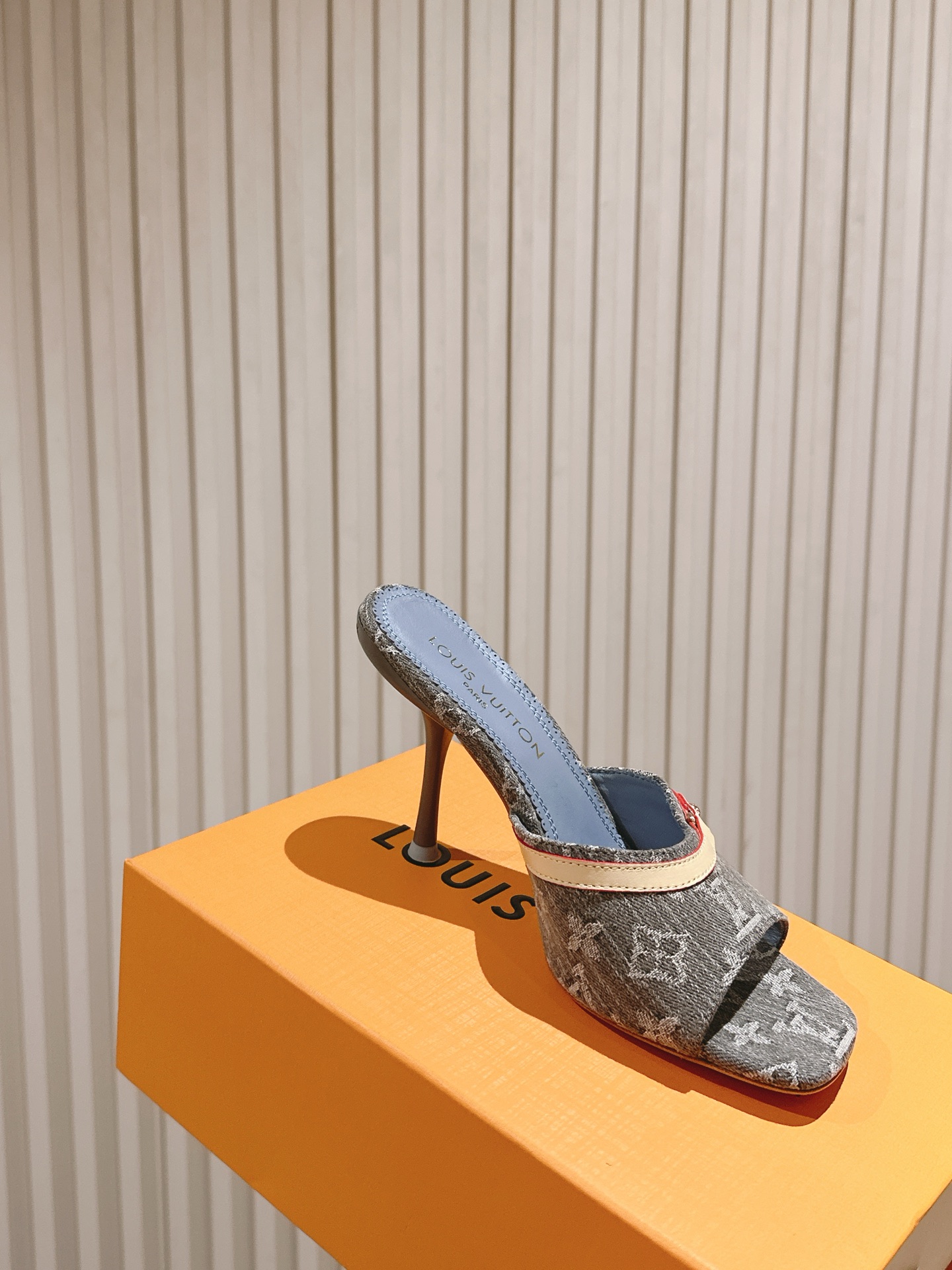   | ²⁰²5𝐬𝐬 🤍🤎
驴家早春新品🆕 new arrival～LV春夏拖鞋，也太出彩了！时尚性感舒