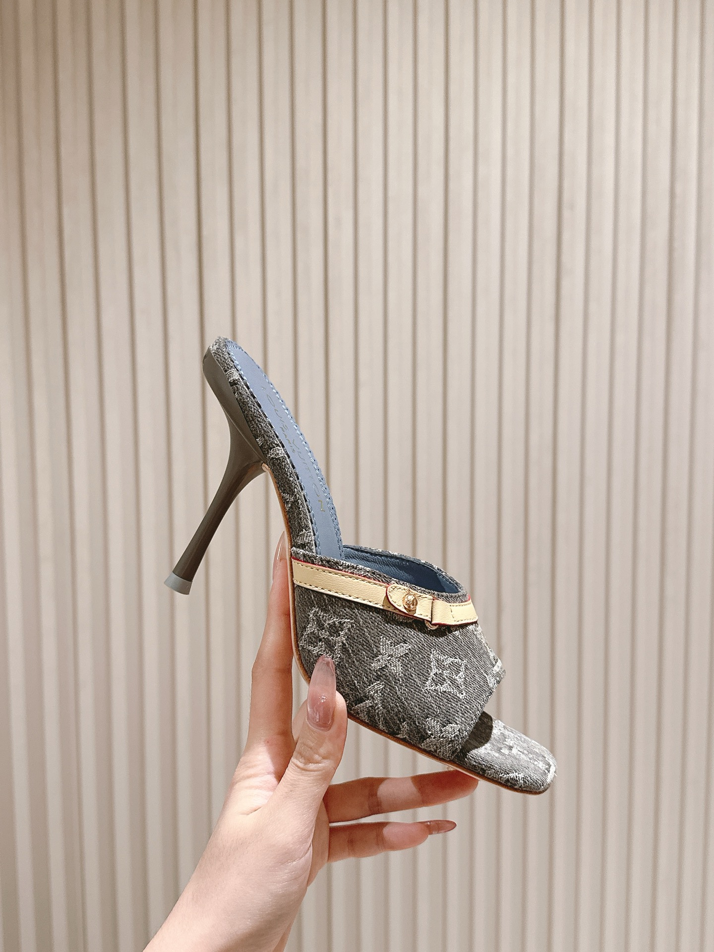   | ²⁰²5𝐬𝐬 🤍🤎
驴家早春新品🆕 new arrival～LV春夏拖鞋，也太出彩了！时尚性感舒