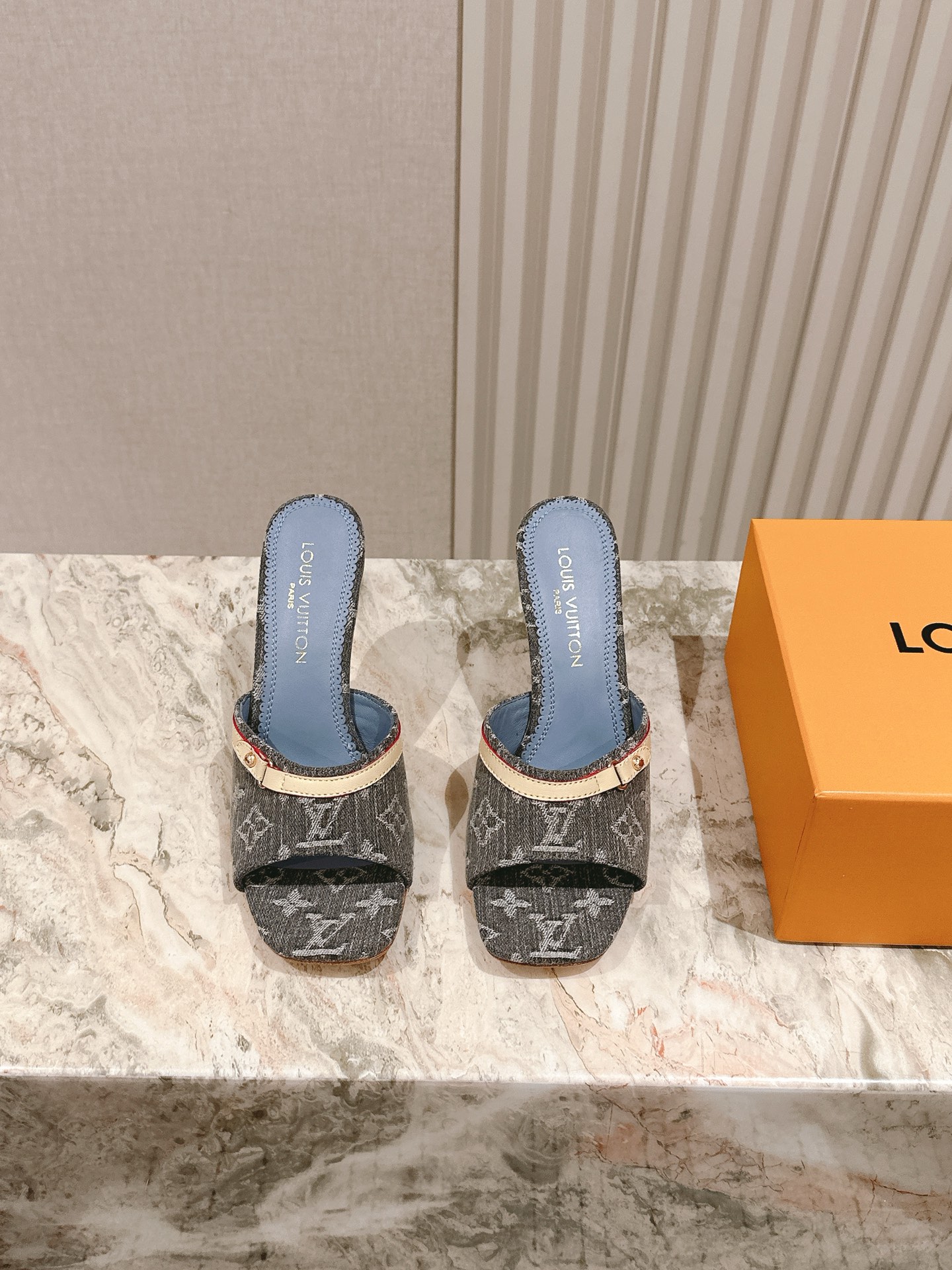   | ²⁰²5𝐬𝐬 🤍🤎
驴家早春新品🆕 new arrival～LV春夏拖鞋，也太出彩了！时尚性感舒