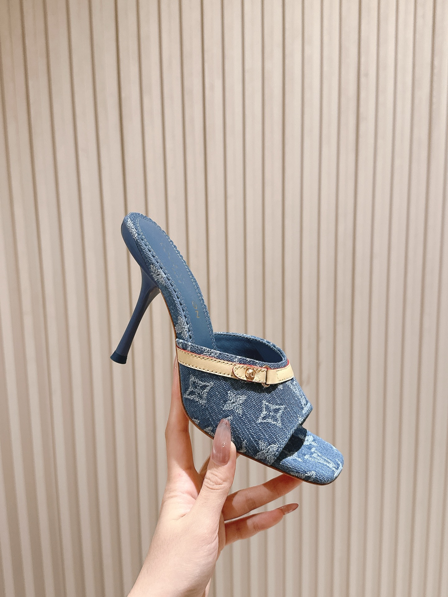   | ²⁰²5𝐬𝐬 🤍🤎
驴家早春新品🆕 new arrival～LV春夏拖鞋，也太出彩了！时尚性感舒