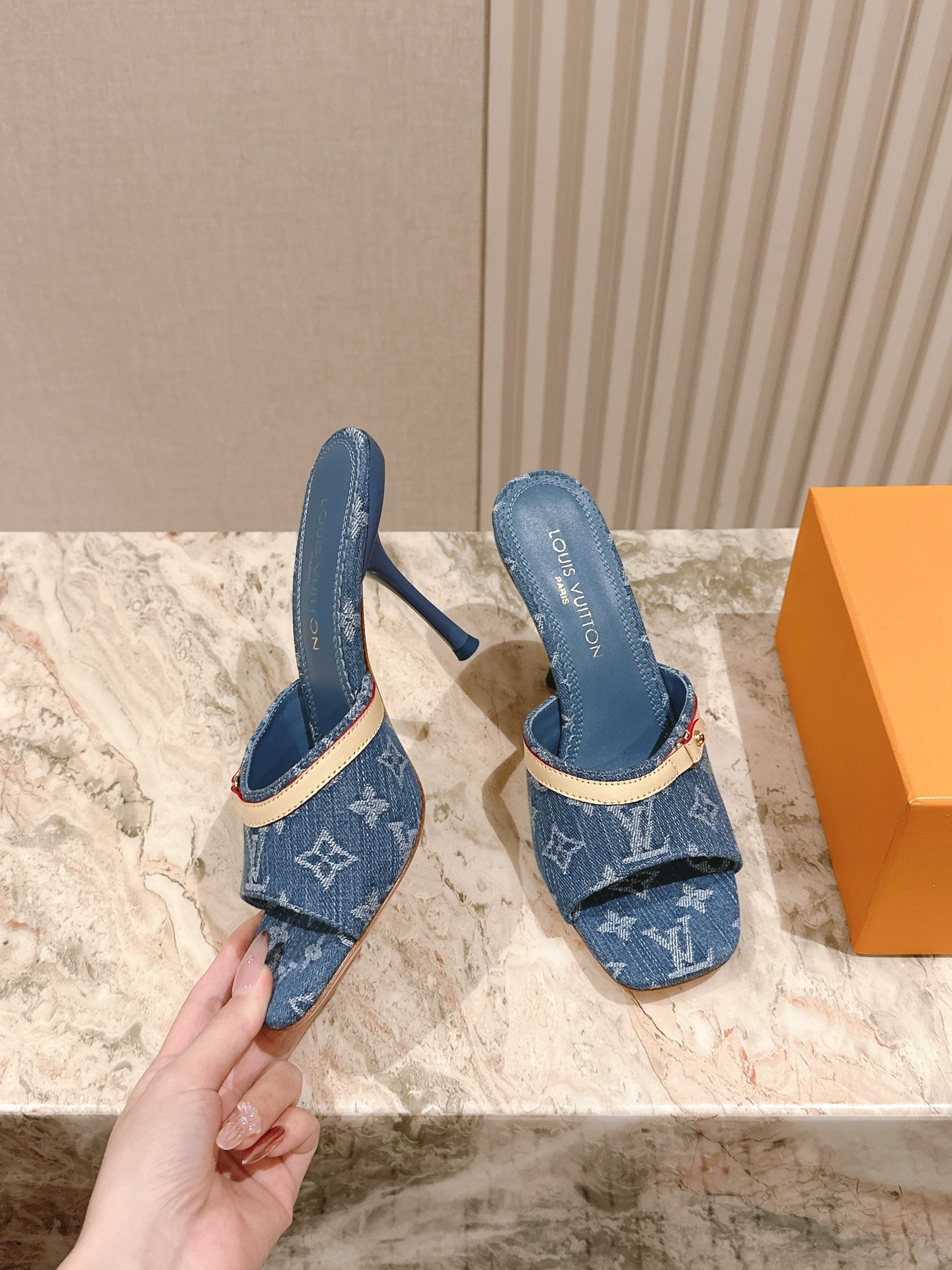   | ²⁰²5𝐬𝐬 🤍🤎
驴家早春新品🆕 new arrival～LV春夏拖鞋，也太出彩了！时尚性感舒