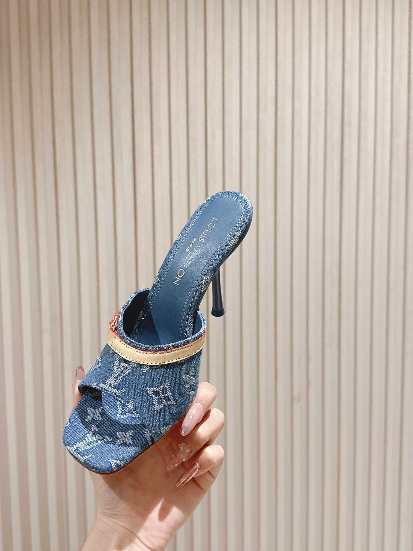   | ²⁰²5𝐬𝐬 🤍🤎
驴家早春新品🆕 new arrival～LV春夏拖鞋，也太出彩了！时尚性感舒