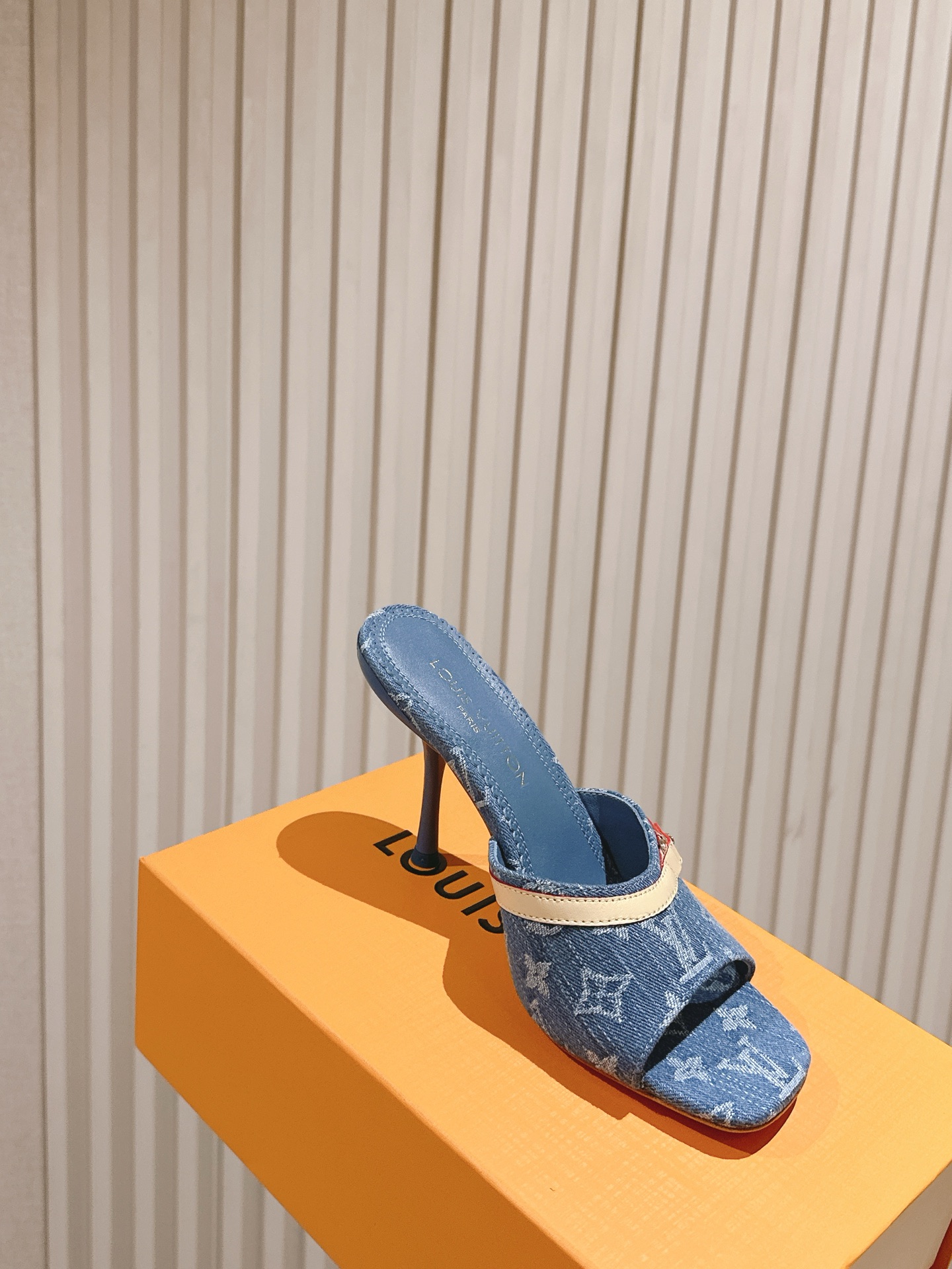   | ²⁰²5𝐬𝐬 🤍🤎
驴家早春新品🆕 new arrival～LV春夏拖鞋，也太出彩了！时尚性感舒