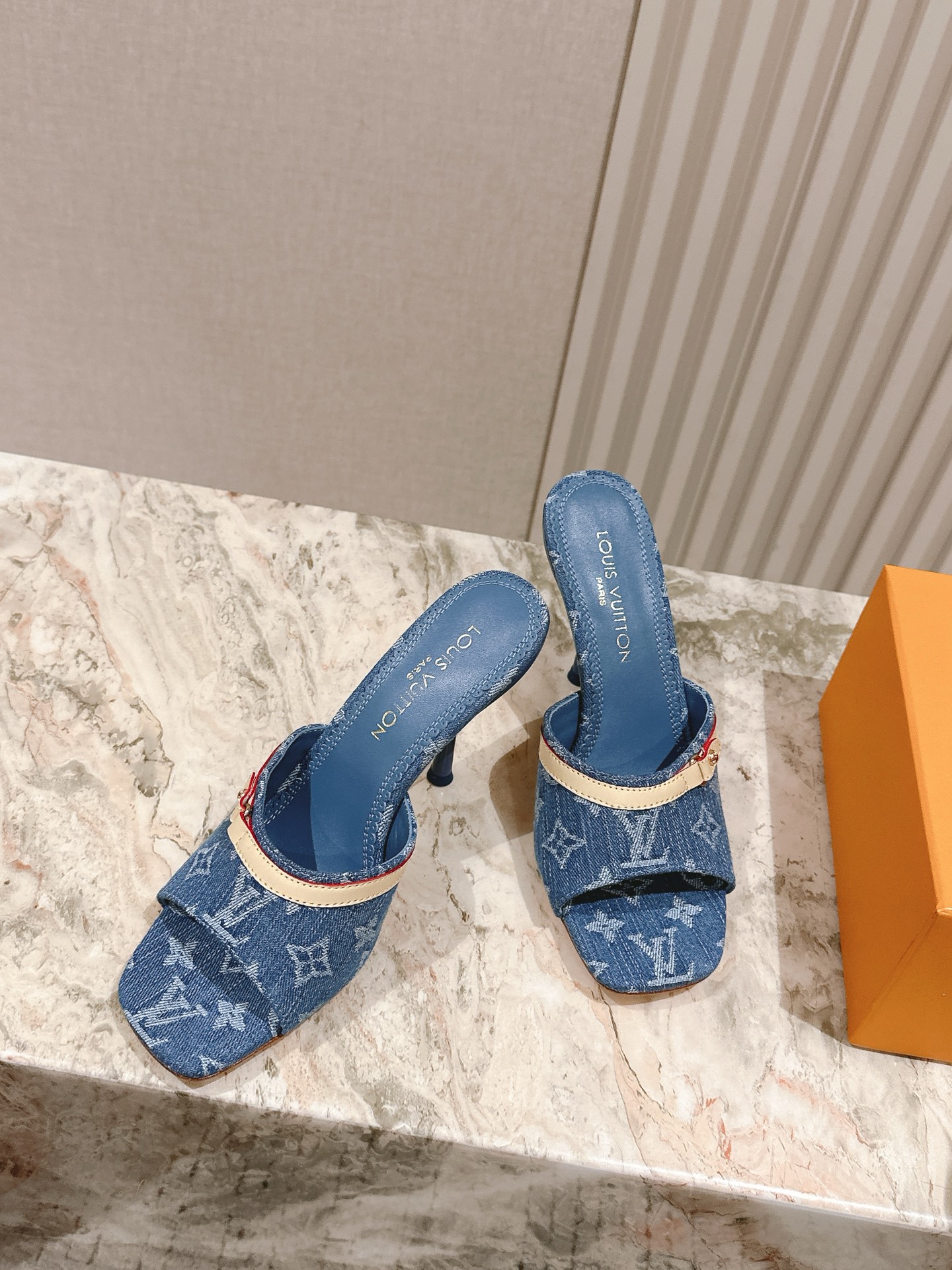   | ²⁰²5𝐬𝐬 🤍🤎
驴家早春新品🆕 new arrival～LV春夏拖鞋，也太出彩了！时尚性感舒