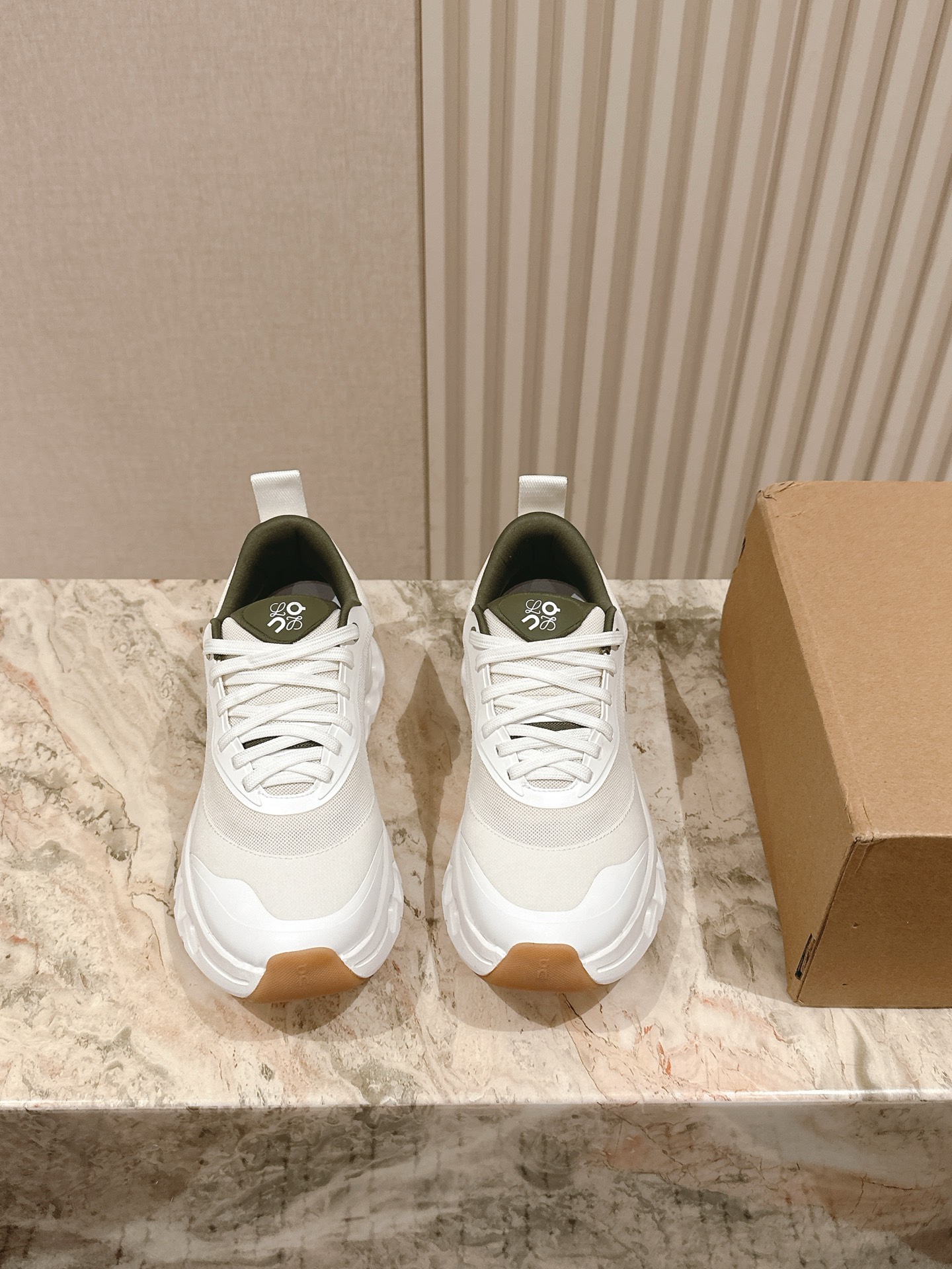 NO:243586,Couple style | 5 Loewe~~The latest color matching of the Loewe couple style series, sponge cake sneakers!  Xiaohongshu’s good things are sharing; it’s so beautiful, so comfortable and versatile... The shoes are very light, and they are so stress-free when shopping, mix and match spliced ​​fabrics (frosted cowhide/velvet fabric), breathable gauze inner lining, cowhide footbed, two-color combination foamed sole, original steel-printed logo logo, size 35-40 for women 39-45 for men, full set of counter packaging gift boxes!  , casual shoes/sports shoes, loewe, loewe, sneakers, cowhide19860909情侣款 | 5  Loewe~~罗意威情侣款系列最新配色,松糕运动鞋！ 小红书好物分享；实在是太美太好穿太舒服太百搭啦……鞋子很轻便,逛街暴走零压力,混搭拼接面料(磨砂牛皮/丝绒布料),透气纱网内里,牛皮垫脚,双色组合发泡大底,原版钢印Logo徽标 码数35—40女39-45男 全套专柜包装礼盒包装！,休闲鞋/运动鞋,loewe,loewe,sneakers,cowhide,Women's Shoes