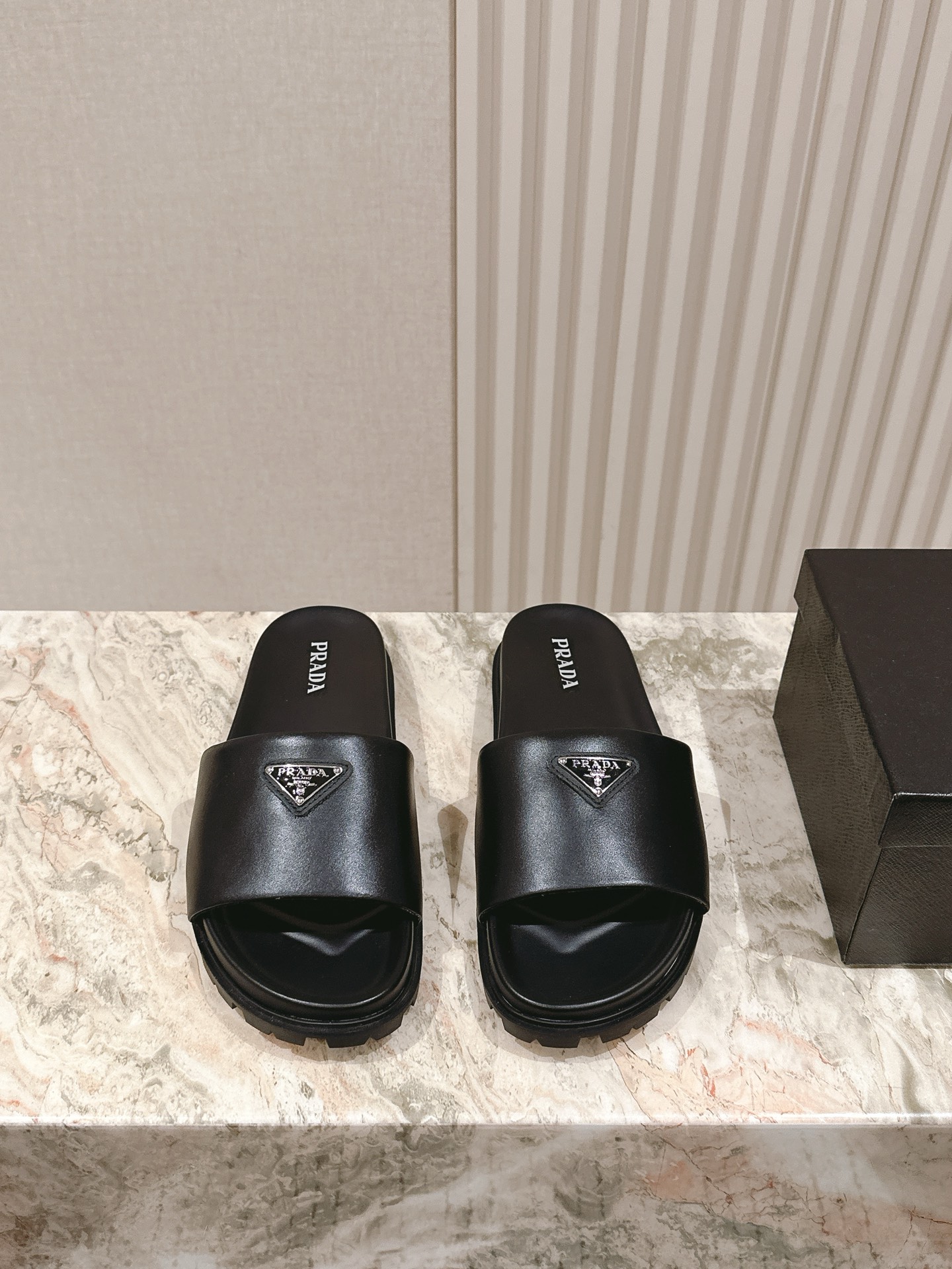 NO:469842,Men's ticket | 5 Prada's new cowhide thick-soled slippers Prad This thick-soled slippers are very popular this year. The refreshing performance is enough to express the control of every detail of the shoes. Imported cowhide fabric, cowhide inner thick-soled shoes, with logo, anti-slip soles. This shoe is very comfortable on the feet and has a great feeling of feet. Heel height 3cm. Size 39-45. With counter packaging, slippers, prada, prada, slippers, cowhide19860909男票 |5  普拉达新款牛皮厚底拖鞋prad这款厚底拖鞋今年非常爆,清爽的表现足以表达对鞋子的个个细节的把控, 面料进口牛皮 牛皮内里 厚底鞋,带logo 防滑鞋底,这款鞋子上脚非常舒服,脚感很棒 跟高3cm 码数39-45配专柜包装,拖鞋,prada,prada,slippers,cowhide,Women's Shoes