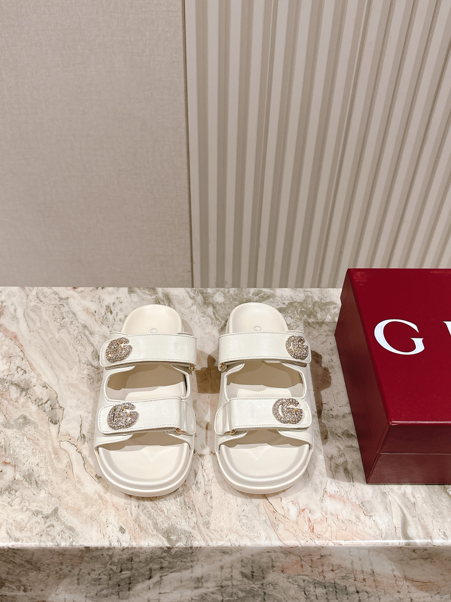 NO:469825,| 5 Gucci' beach slippers, diamond G-button leather Velcro slippers, versatile M multiple skirts/pants, Internet celebrities can wear different colors of socks, Gucci classic old-fashioned cloth... hot diamond buckle cowhide... TPU anti-slip sole... ZP open mold midsole footrest... Original metal buckle/rimmed surface 35-40 positive size matching packaging, slippers, gucci, slippers, skirts, cowhide, socks19860909| 5 Gucci'沙滩拖鞋,钻G扣皮面魔术贴拖鞋,百搭M多裙子/裤子,网红搭配不同颜色袜子穿也超级洋气,Gucci经典老花布面…烫钻扣牛皮面…TPU防滑大底…ZP开模中底垫脚…原版金属扣/水钻面 35—40正码配套包装,拖鞋,gucci,slippers,skirts,cowhide,socks,Women's Shoes