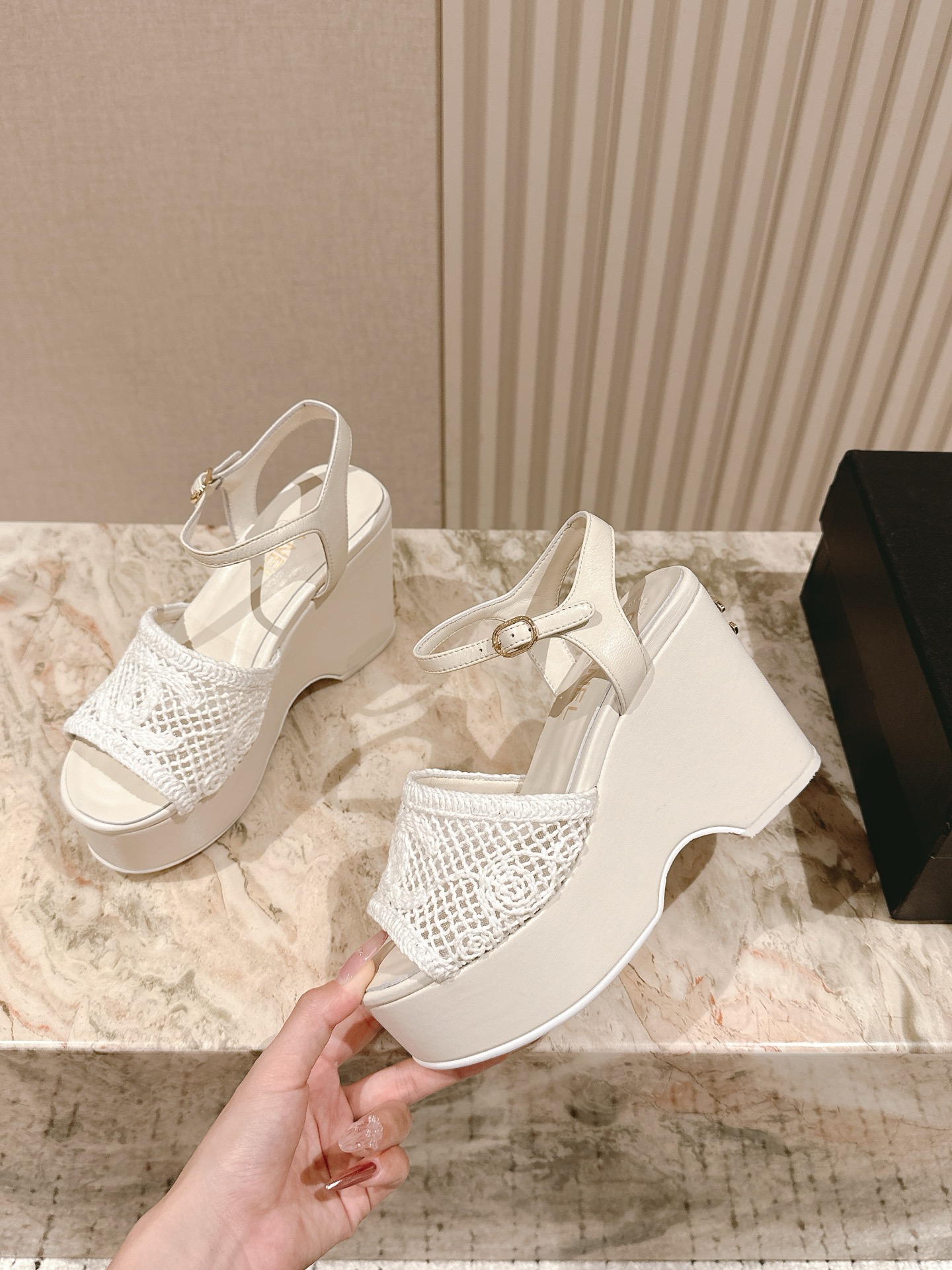  | ²⁰²5 𝐬𝐬 🤍🤎
 𝐂𝐡*𝐧𝐞𝐥小香夏季新款🆕  专柜同步厚底山茶花❀系列新品！ 双层真皮大底