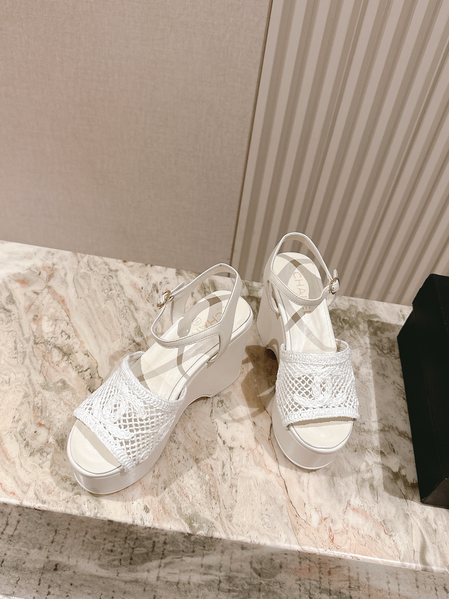  | ²⁰²5 𝐬𝐬 🤍🤎
 𝐂𝐡*𝐧𝐞𝐥小香夏季新款🆕  专柜同步厚底山茶花❀系列新品！ 双层真皮大底