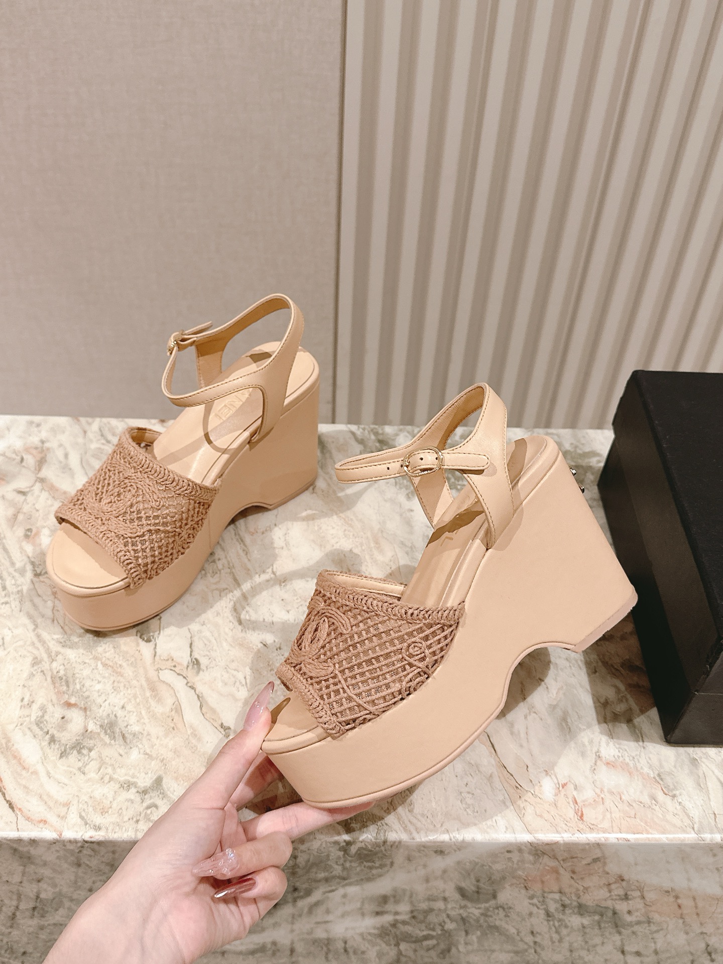  | ²⁰²5 𝐬𝐬 🤍🤎
 𝐂𝐡*𝐧𝐞𝐥小香夏季新款🆕  专柜同步厚底山茶花❀系列新品！ 双层真皮大底