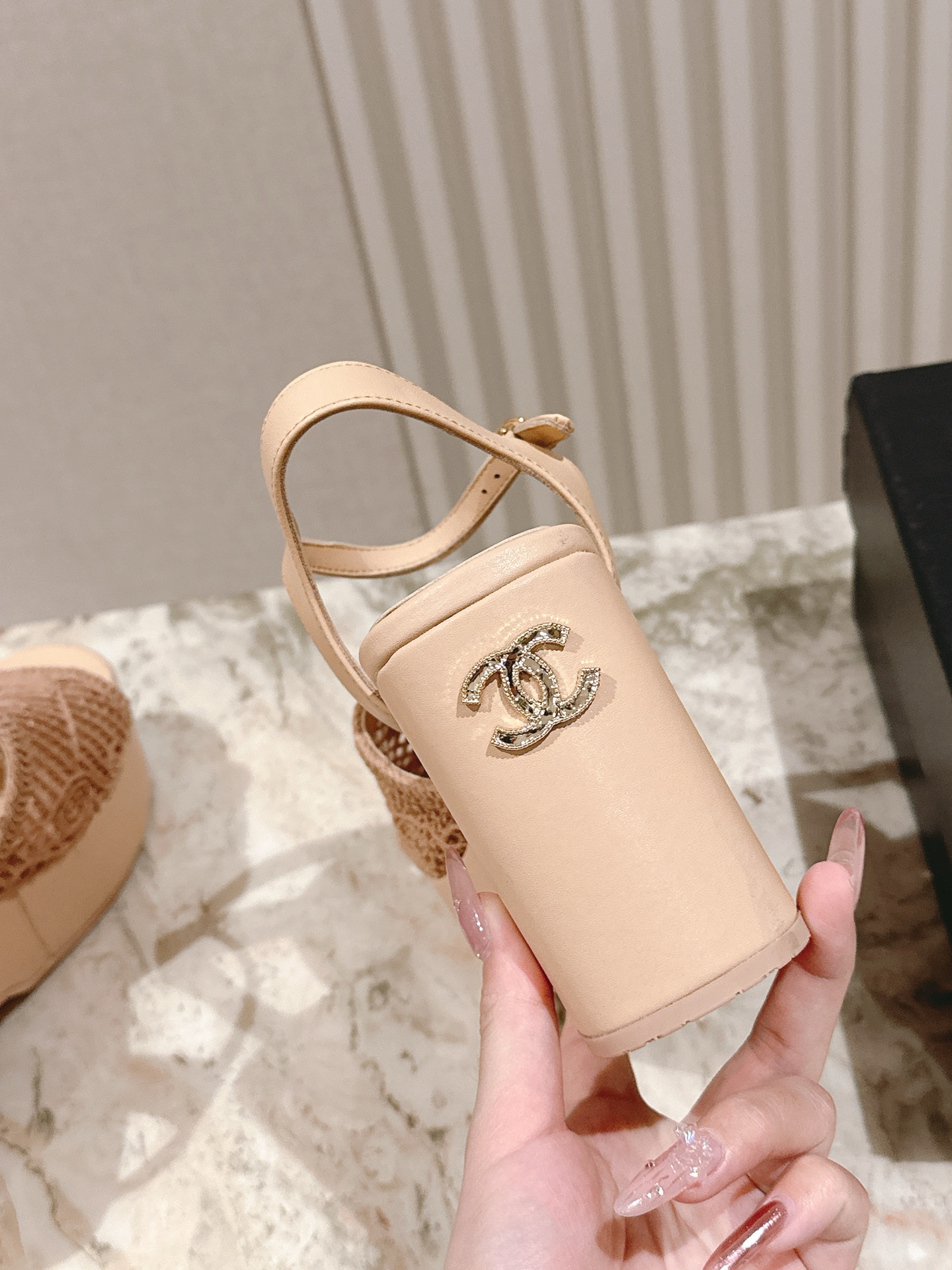  | ²⁰²5 𝐬𝐬 🤍🤎
 𝐂𝐡*𝐧𝐞𝐥小香夏季新款🆕  专柜同步厚底山茶花❀系列新品！ 双层真皮大底