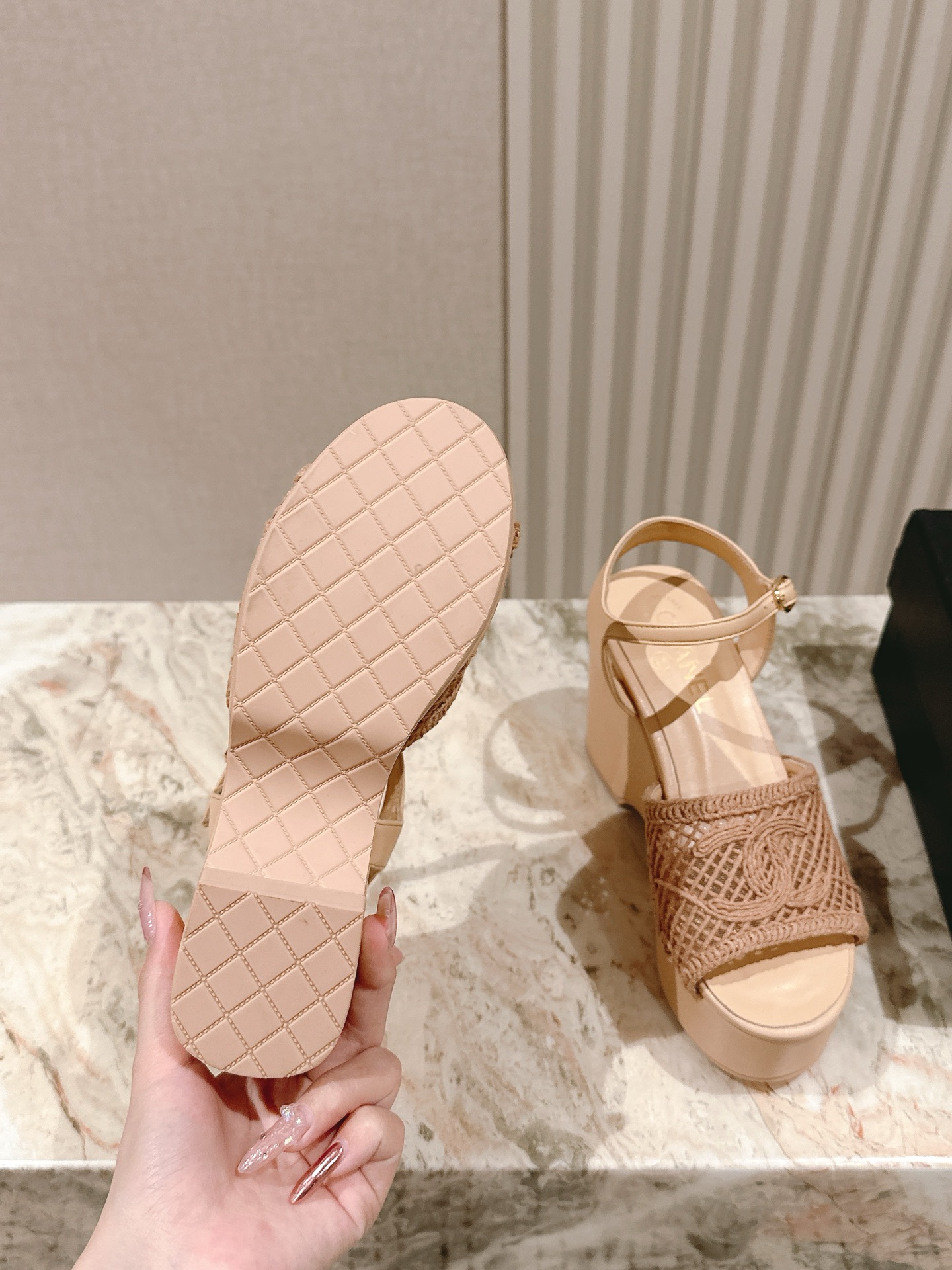  | ²⁰²5 𝐬𝐬 🤍🤎
 𝐂𝐡*𝐧𝐞𝐥小香夏季新款🆕  专柜同步厚底山茶花❀系列新品！ 双层真皮大底