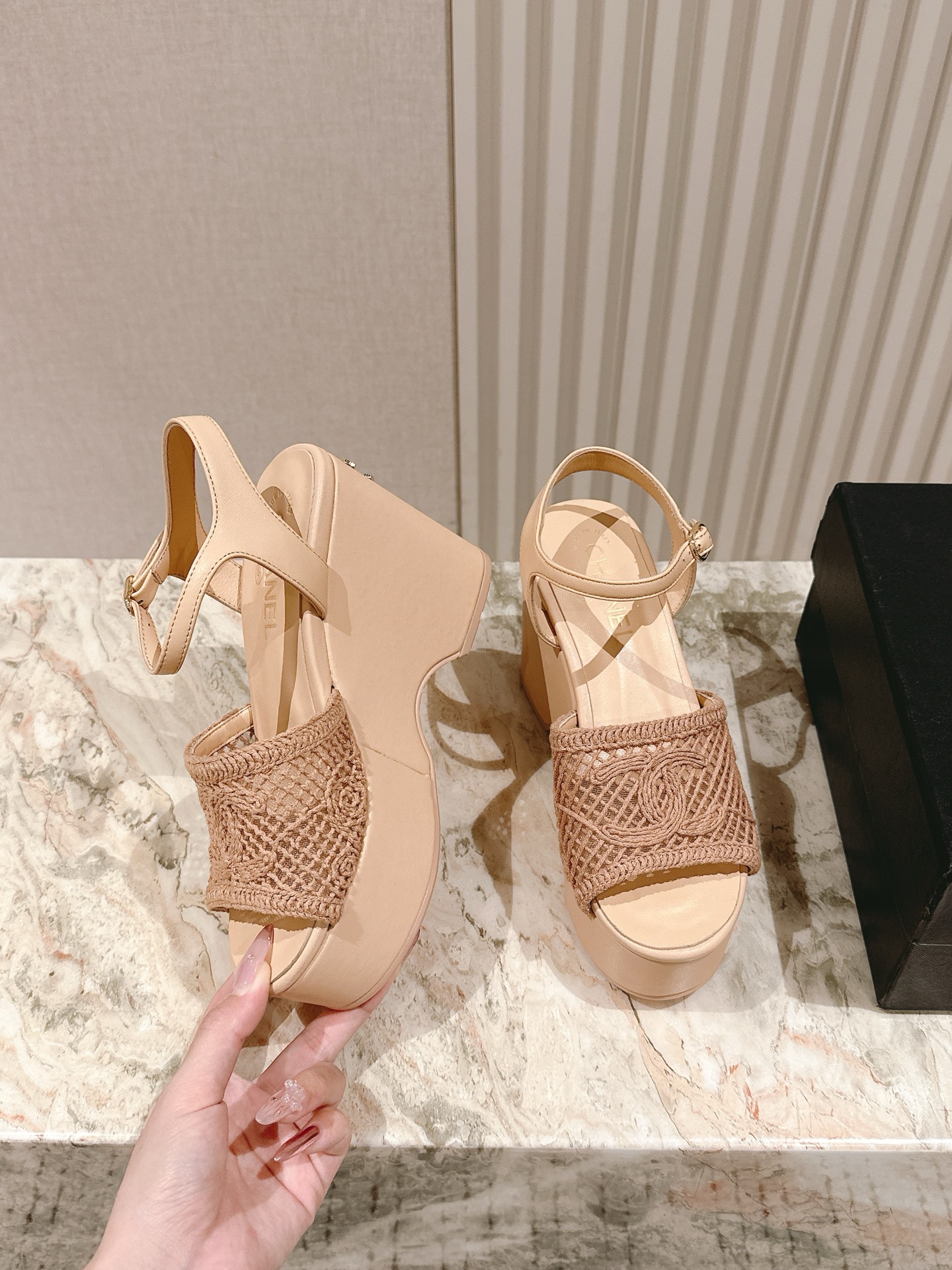  | ²⁰²5 𝐬𝐬 🤍🤎
 𝐂𝐡*𝐧𝐞𝐥小香夏季新款🆕  专柜同步厚底山茶花❀系列新品！ 双层真皮大底