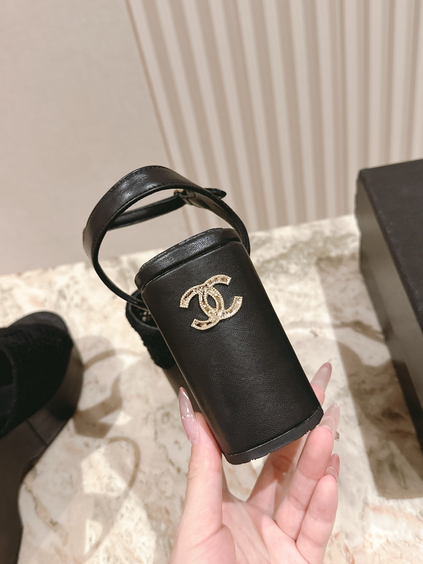  | ²⁰²5 𝐬𝐬 🤍🤎
 𝐂𝐡*𝐧𝐞𝐥小香夏季新款🆕  专柜同步厚底山茶花❀系列新品！ 双层真皮大底