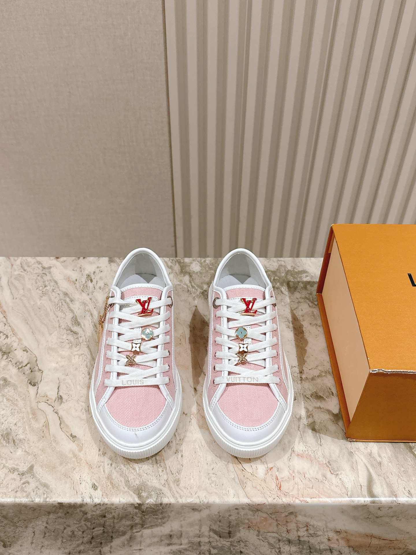 NO:469808,Couple Style Men's 10 # Louis Vuitton Spring and Summer 2025 New Runaway Printed Casual Denim Shoes!  Original 9060 purchased, disassembled copy, upgraded version of the counter, more coordinated vision and lighter feet!  Top-grade craftsmanship printed original buckle, the summer refreshing feeling is very versatile color can be selected to close your eyes!  Size 35-45 Couple model Full set of counter synchronous gift boxes!  , casual shoes/sports shoes, louis vuitton, sneakers19860909情侣款男10  # 路易威登2025春夏 New Runaway 印花休闲牛仔布鞋！原版9060 购入,拆卸copy,专柜老款升级版本,视觉更协调,脚感更轻盈！顶级工艺印花原版饰扣,上脚夏季清爽感十足百搭颜色可选闭眼入！ Size 35-45 情侣款 全套专柜同步礼盒装！,休闲鞋/运动鞋,louis vuitton,sneakers,Women's Shoes