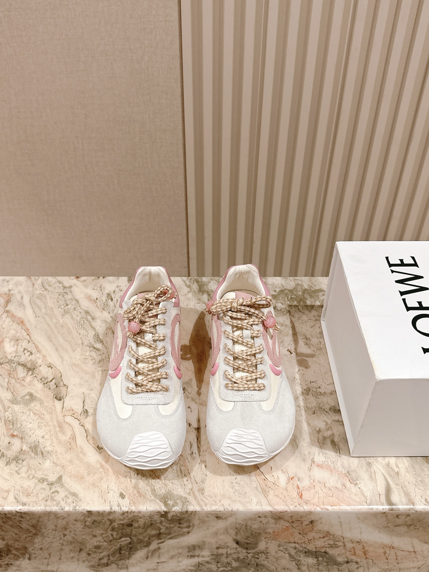    | ²⁰²5 𝐬𝐬 🤍🤎专柜同步2.0升级版 Loewe~~罗意威情侣款系列最新配色，阿甘鞋、德训