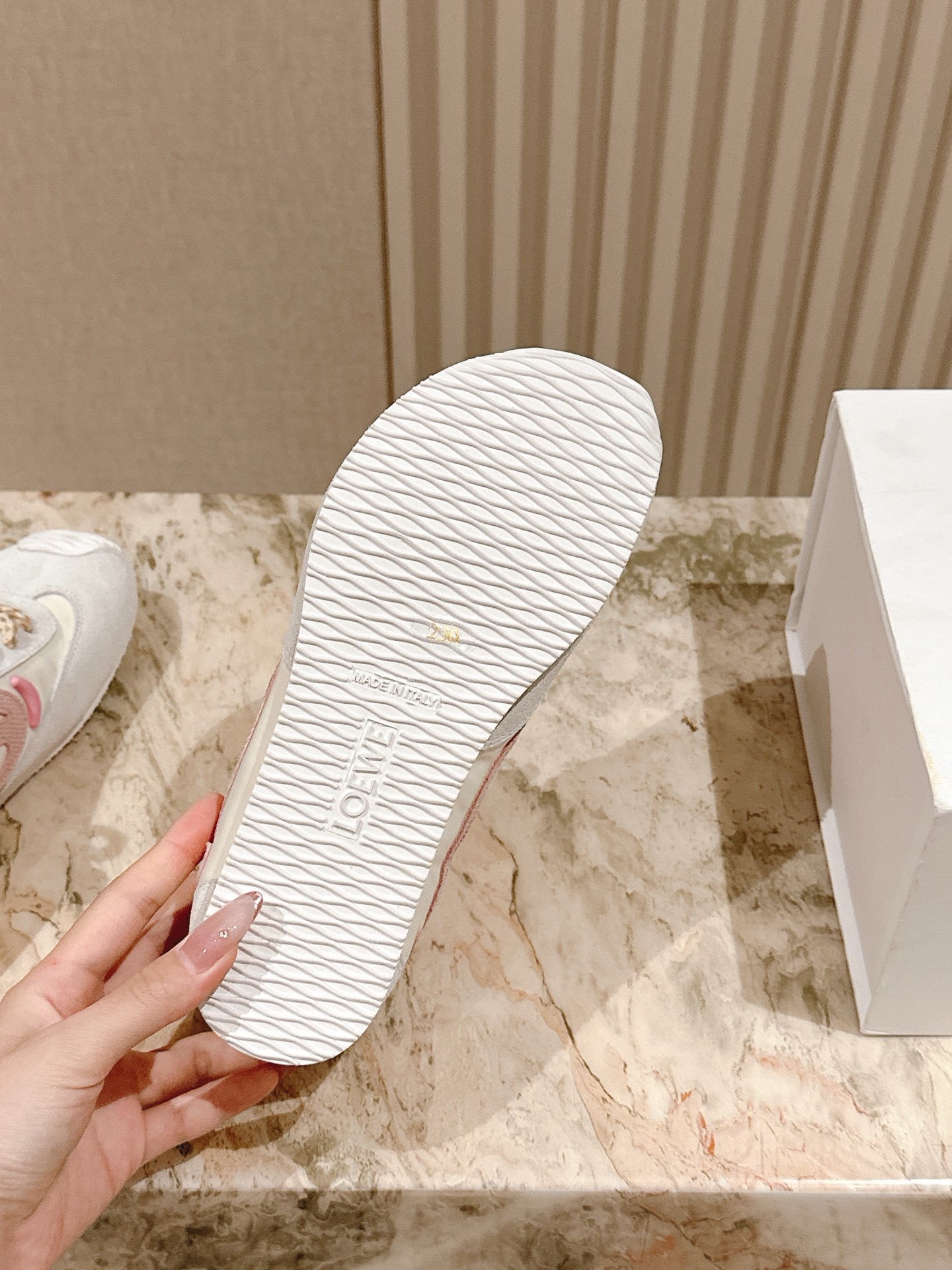    | ²⁰²5 𝐬𝐬 🤍🤎专柜同步2.0升级版 Loewe~~罗意威情侣款系列最新配色，阿甘鞋、德训