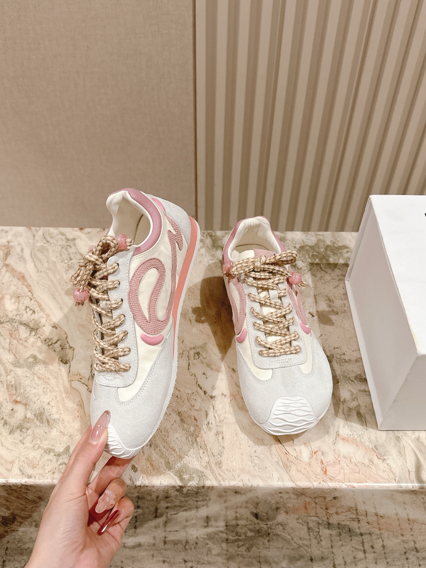    | ²⁰²5 𝐬𝐬 🤍🤎专柜同步2.0升级版 Loewe~~罗意威情侣款系列最新配色，阿甘鞋、德训