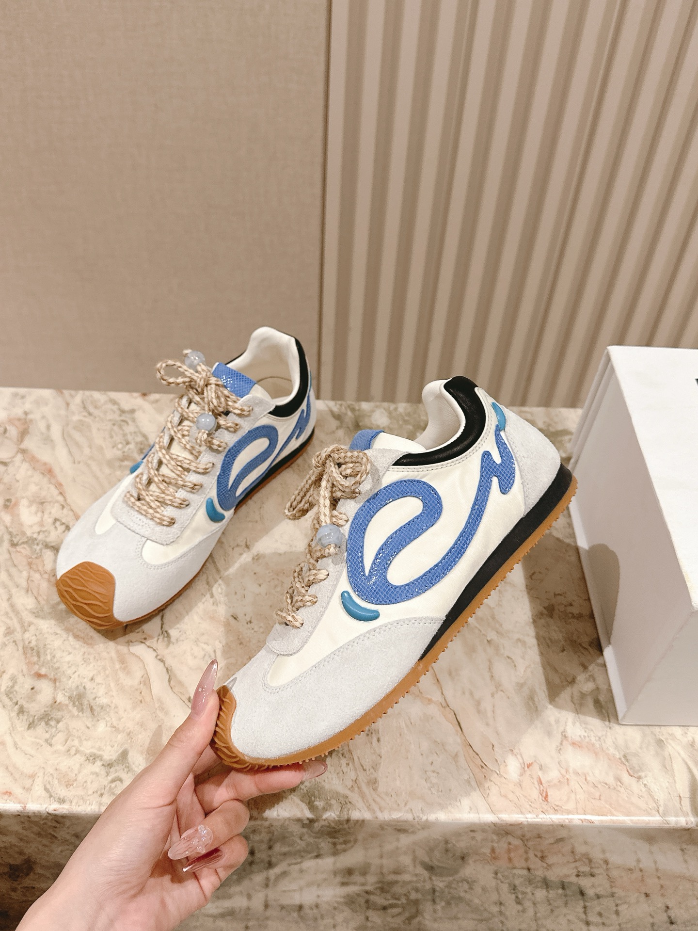    | ²⁰²5 𝐬𝐬 🤍🤎专柜同步2.0升级版 Loewe~~罗意威情侣款系列最新配色，阿甘鞋、德训