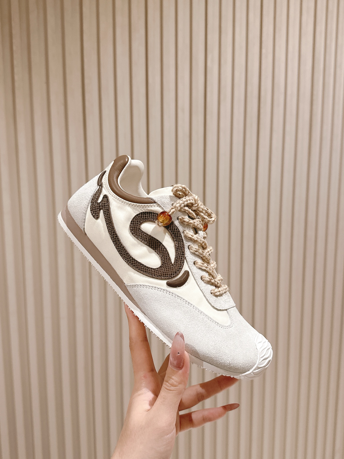    | ²⁰²5 𝐬𝐬 🤍🤎专柜同步2.0升级版 Loewe~~罗意威情侣款系列最新配色，阿甘鞋、德训