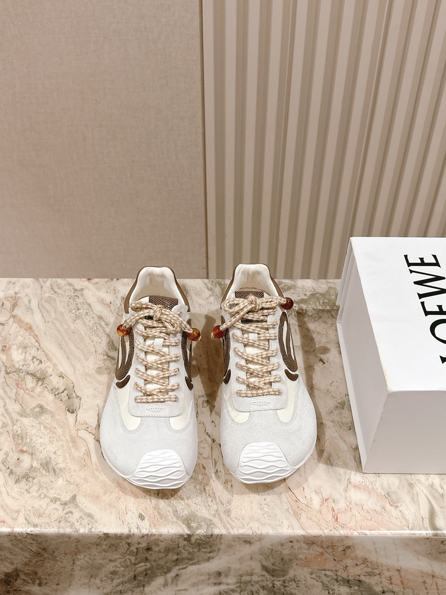    | ²⁰²5 𝐬𝐬 🤍🤎专柜同步2.0升级版 Loewe~~罗意威情侣款系列最新配色，阿甘鞋、德训