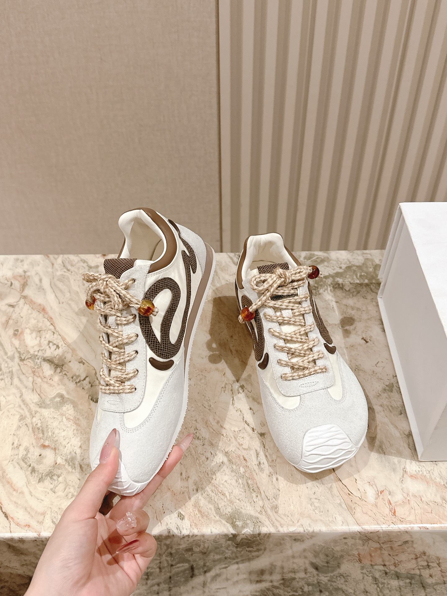    | ²⁰²5 𝐬𝐬 🤍🤎专柜同步2.0升级版 Loewe~~罗意威情侣款系列最新配色，阿甘鞋、德训