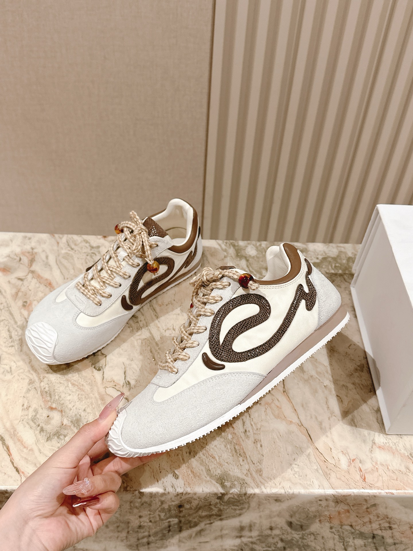    | ²⁰²5 𝐬𝐬 🤍🤎专柜同步2.0升级版 Loewe~~罗意威情侣款系列最新配色，阿甘鞋、德训