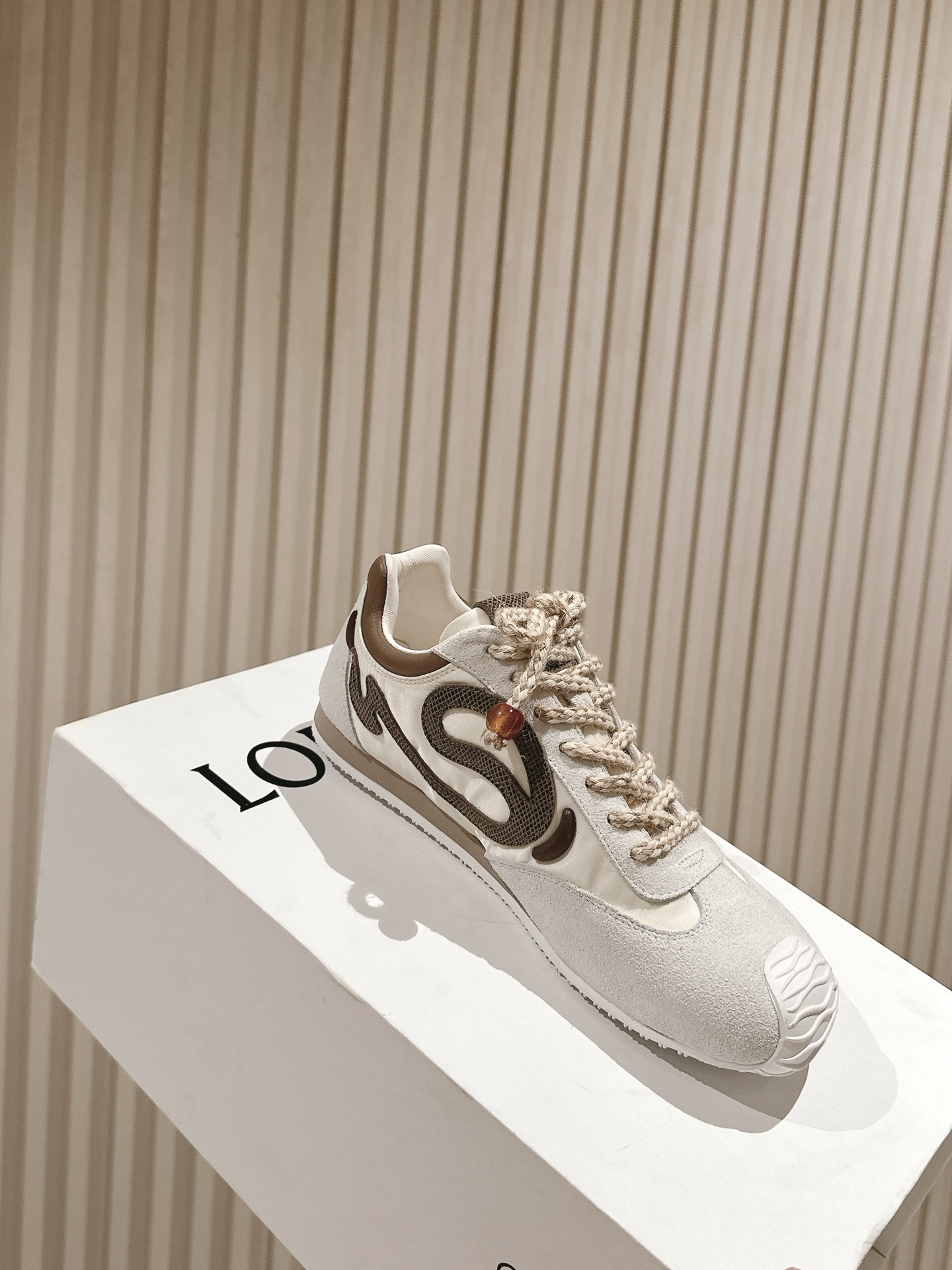    | ²⁰²5 𝐬𝐬 🤍🤎专柜同步2.0升级版 Loewe~~罗意威情侣款系列最新配色，阿甘鞋、德训