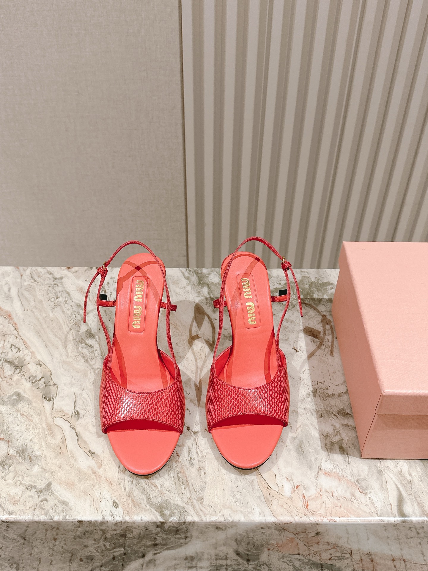 NO:409207,| 5 × Miao Miao's new snakeskin sandals series are available ★★★★★ A new series of comfort and fashion, with design matching, simple and elegant, versatile and fashionable!  Original custom snake pattern cowhide upper lining: Original custom sheepskin, original molded genuine leather sole, shoe size: 35-39 (40 customization, no return and exchange) Delivery luxury latest counter full package, high heels, sandals, high heels, cowhide, sheepskin, snakeskin, Leather soles19860909| 5  ×缪 缪新款蛇皮凉鞋系列上新 ★★★★★ 舒适度与时髦度并存的开挂全新系列,设计搭配,简约大方,百搭时尚！ 鞋面原版定制蛇纹牛皮 内里:原版定制羊皮 大底原版开模真皮大底 鞋码: 35-39（40定制不退换） 配送豪华最新专柜全套包装,高跟鞋凉鞋,sandals,high heels,cowhide,sheepskin,snakeskin,Leather soles,Women's Shoes