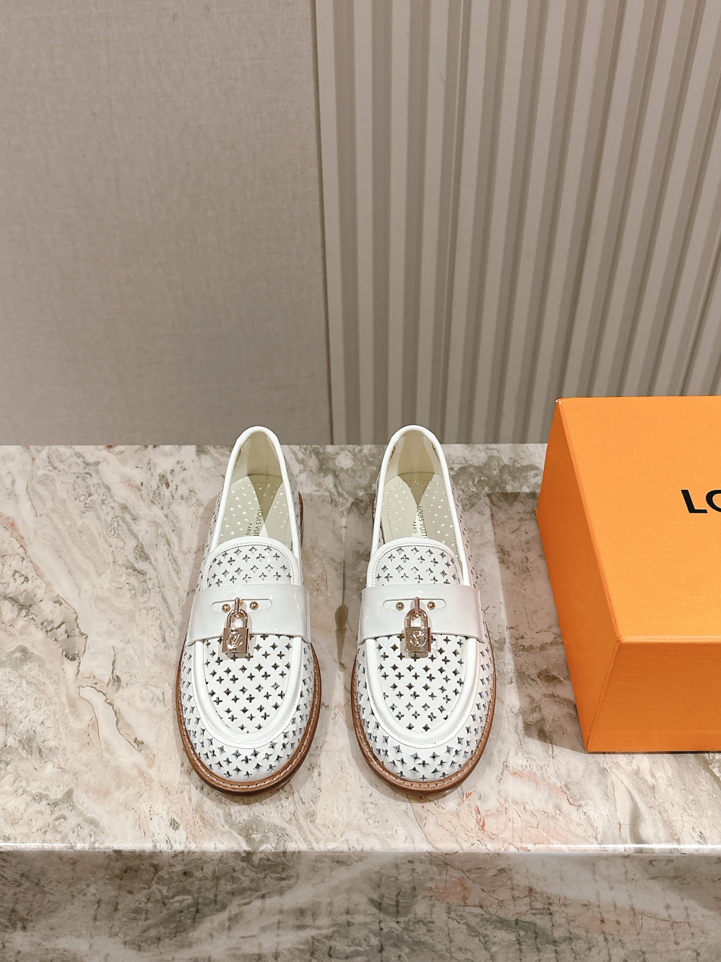 NO:469796,| 5 LV Louis Vuitton 25/s Early Spring Show counter latest hollow cowhide thick-sole Love Series!  Purchase level!  A versatile and fashionable British style!  Thick-soled and elevated couple outfit. A versatile New Year style, super comfortable to wear!  Fabric imported open-edge beaded cowhide private film hardware, cowhide inner lining. Double-layer thickened original wear-resistant large bottom!  Code number women 35-40 40 customized!  With counter synchronous gift box packaging, loafers, louis vuitton, louis vuitton, loafers, cowhide19860909| 5  LV 路易威登25/s早春走秀专柜最新镂空牛皮厚底乐福系列！代购级！一脚蹬百搭时尚英伦风！厚底增高情侣装.新年百搭款,上脚超级舒服！ 面料进口开边珠牛皮私膜五金 牛皮内里.双层加厚原版耐磨大底！ 码数女35-40 40定制！ 配专柜同步礼盒包装,乐福鞋,louis vuitton,louis vuitton,loafers,cowhide,Women's Shoes