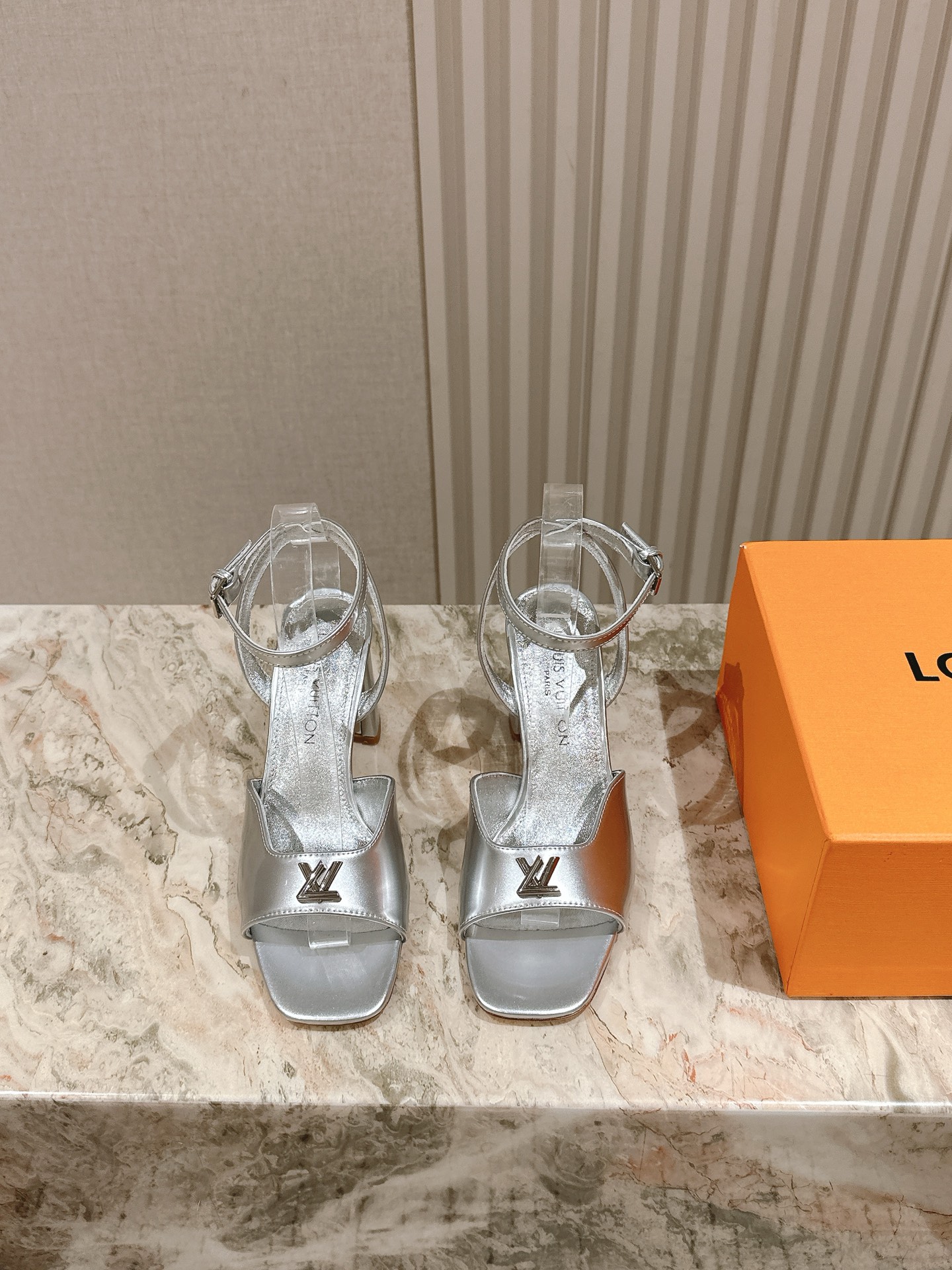 NO:409204,| 5 New arrivalal new arrival of the Lujia spring and summer Marie Zhen shoes, too outstanding!  Fashionable, sexy and comfortable, full of the full emotional value that beautiful summer shoes can give. The shoes are also very well-behaved and beautiful!  The upper is made of imported beef patent leather, sheepskin inner lining, and genuine leather sole!  size 35-41 40 41 Customized Height 8.5cm/5.5cm/flat bottom Full set of counters are packaged simultaneously!  , high heels sandals, louis vuitton, louis vuitton, louis vuitton, sandals,mary jane, high heels, sheepskin,Leather soles19860909| 5 驴家早春中空系列新品 new arrival～LV春夏玛丽珍鞋,也太出彩了！时尚性感舒适,拉满了夏日美鞋能给的满分情绪价值.鞋的造型也很乖巧好看呀！ 鞋面选用进口牛漆皮,羊皮内里,真皮大底！ size 35-41 40 41定制 高度8.5cm/5.5cm/平底 全套专柜同步包装！,高跟鞋凉鞋,louis vuitton,louis vuitton,louis vuitton,sandals,mary jane,high heels,sheepskin,Leather soles,Women's Shoes