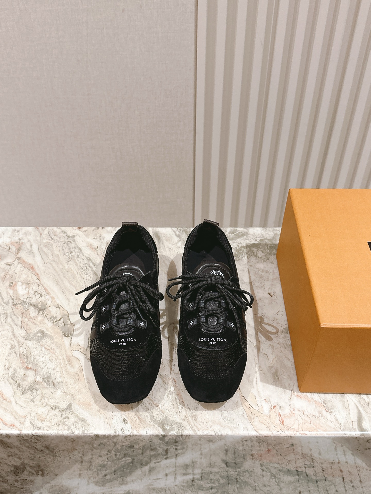 NO:262870,| 5 Purchase level LV Louis Vuitton counter latest retro tutor shoes; Forrest Gump shoes; ballet sneakers!  Many internet celebrities have started to show off this lace-up casual sneaker. This lace-up casual sneaker is a perfect American retro style~ It is super beautiful, comfortable, classic and versatile item/cowhide fabric mercerated beef reverse velvet Greet sequins presbyopia cowhide sheepskin lining/foot pad original molded rubber sole/bending and folding super soft size 35-40. A full set of luxury gift box packaging for counter synchronous!  , casual shoes / sneakers , louis vuitton , louis vuitton , sneakers , cowhide , sheepskin19860909| 5 代购级别LV路易威登专柜最新复古德训鞋；阿甘鞋；芭蕾运动鞋！众多网红明星纷纷开秀上脚炸街这款系带休闲运动鞋妥妥的美式复古风格～上脚超级好看舒适经典百搭的绝绝子单品/牛皮面料丝光牛反绒格力特亮片老花牛皮羊皮内里/垫脚 原版开模橡胶鞋底/耐弯耐折超软 码数35—40 全套专柜同步豪华礼盒包装！,休闲鞋/运动鞋,louis vuitton,louis vuitton,sneakers,cowhide,sheepskin,Women's Shoes