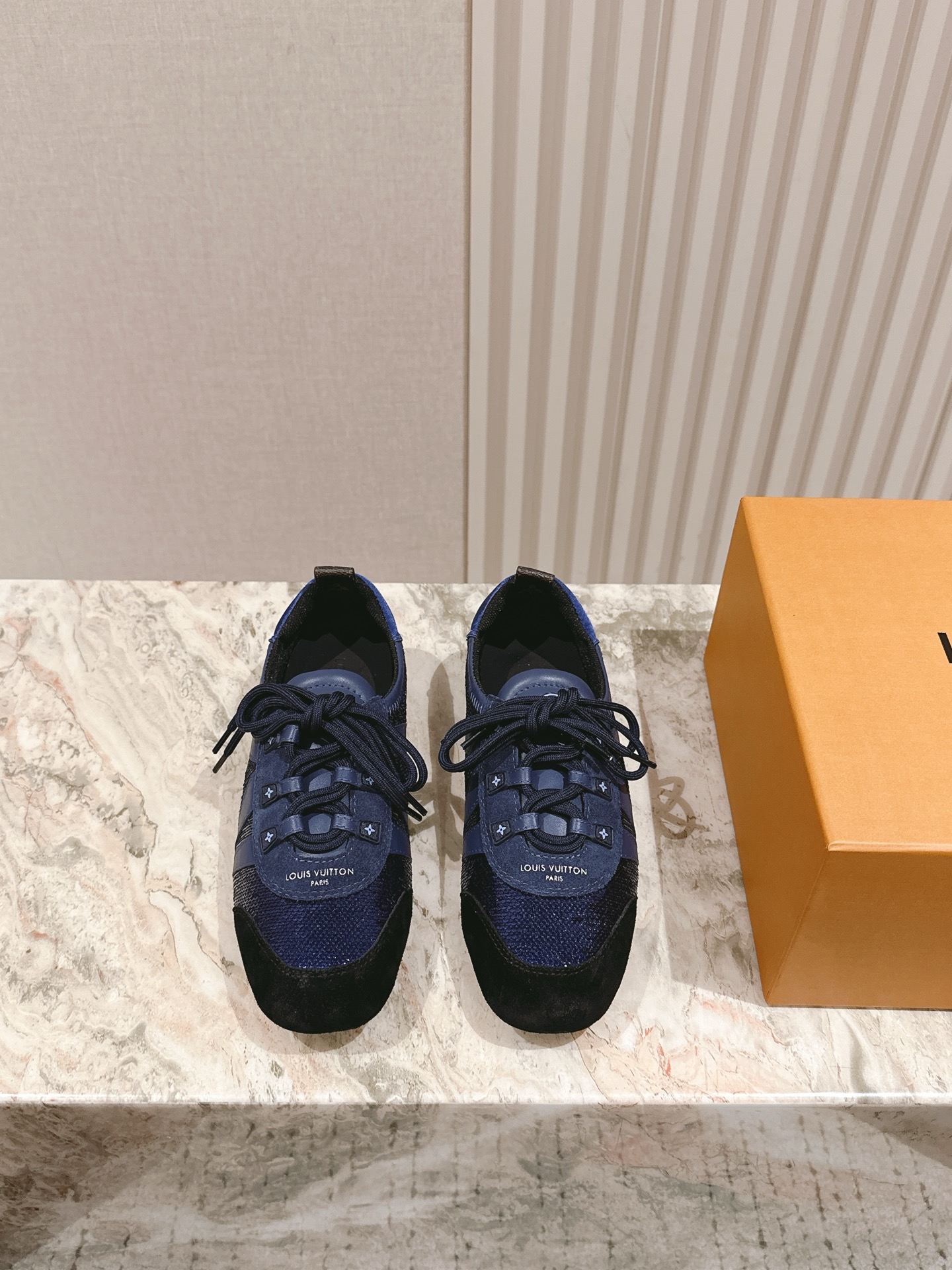 NO:262871,| 5 Purchase level LV Louis Vuitton counter latest retro tutor shoes; Forrest Gump shoes; ballet sneakers!  Many internet celebrities have started to show off this lace-up casual sneaker. This lace-up casual sneaker is a perfect American retro style~ It is super beautiful, comfortable, classic and versatile item/cowhide fabric mercerated beef reverse velvet Greet sequins presbyopia cowhide sheepskin lining/foot pad original molded rubber sole/bending and folding super soft size 35-40. A full set of luxury gift box packaging for counter synchronous!  Full set of luxury gift boxes for simultaneous counters!  , casual shoes / sneakers , louis vuitton , louis vuitton , sneakers , cowhide , sheepskin19860909| 5 代购级别LV路易威登专柜最新复古德训鞋；阿甘鞋；芭蕾运动鞋！众多网红明星纷纷开秀上脚炸街这款系带休闲运动鞋妥妥的美式复古风格～上脚超级好看舒适经典百搭的绝绝子单品/牛皮面料丝光牛反绒格力特亮片老花牛皮羊皮内里/垫脚 原版开模橡胶鞋底/耐弯耐折超软 码数35—40 全套专柜同步豪华礼盒包装！ 全套专柜同步豪华礼盒包装！,休闲鞋/运动鞋,louis vuitton,louis vuitton,sneakers,cowhide,sheepskin,Women's Shoes