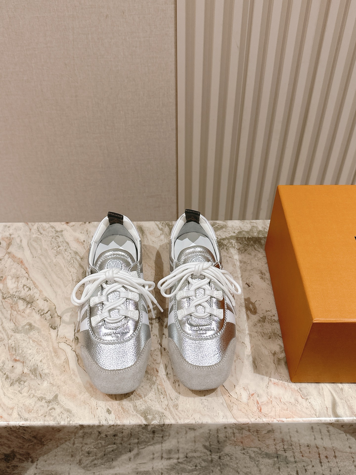 NO:262874,| 5 Purchase level LV Louis Vuitton counter latest retro tutor shoes; Forrest Gump shoes; ballet sneakers!  Many internet celebrities have started to show off this lace-up casual sneaker. This lace-up casual sneaker is a perfect American retro style~ It is super beautiful, comfortable, classic and versatile item/cowhide fabric mercerated beef reverse velvet Greet sequins presbyopia cowhide sheepskin lining/foot pad original molded rubber sole/bending and folding super soft size 35-40. A full set of luxury gift box packaging for counter synchronous!  Full set of luxury gift boxes for simultaneous counters!  , casual shoes / sneakers , louis vuitton , louis vuitton , sneakers , cowhide , sheepskin19860909| 5 代购级别LV路易威登专柜最新复古德训鞋；阿甘鞋；芭蕾运动鞋！众多网红明星纷纷开秀上脚炸街这款系带休闲运动鞋妥妥的美式复古风格～上脚超级好看舒适经典百搭的绝绝子单品/牛皮面料丝光牛反绒格力特亮片老花牛皮羊皮内里/垫脚 原版开模橡胶鞋底/耐弯耐折超软 码数35—40 全套专柜同步豪华礼盒包装！ 全套专柜同步豪华礼盒包装！,休闲鞋/运动鞋,louis vuitton,louis vuitton,sneakers,cowhide,sheepskin,Women's Shoes