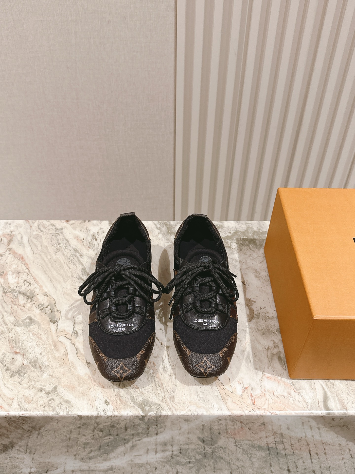 NO:262876,| 5 Purchase level LV Louis Vuitton counter latest retro tutor shoes; Forrest Gump shoes; ballet sneakers!  Many internet celebrities have started to show off this lace-up casual sneaker. This lace-up casual sneaker is a perfect American retro style~ It is super beautiful, comfortable, classic and versatile item/cowhide fabric mercerated beef reverse velvet Greet sequins presbyopia cowhide sheepskin lining/foot pad original molded rubber sole/bending and folding super soft size 35-40. A full set of luxury gift box packaging for counter synchronous!  Full set of luxury gift boxes for simultaneous counters!  , casual shoes / sneakers , louis vuitton , louis vuitton , sneakers , cowhide , sheepskin19860909| 5 代购级别LV路易威登专柜最新复古德训鞋；阿甘鞋；芭蕾运动鞋！众多网红明星纷纷开秀上脚炸街这款系带休闲运动鞋妥妥的美式复古风格～上脚超级好看舒适经典百搭的绝绝子单品/牛皮面料丝光牛反绒格力特亮片老花牛皮羊皮内里/垫脚 原版开模橡胶鞋底/耐弯耐折超软 码数35—40 全套专柜同步豪华礼盒包装！ 全套专柜同步豪华礼盒包装！,休闲鞋/运动鞋,louis vuitton,louis vuitton,sneakers,cowhide,sheepskin,Women's Shoes