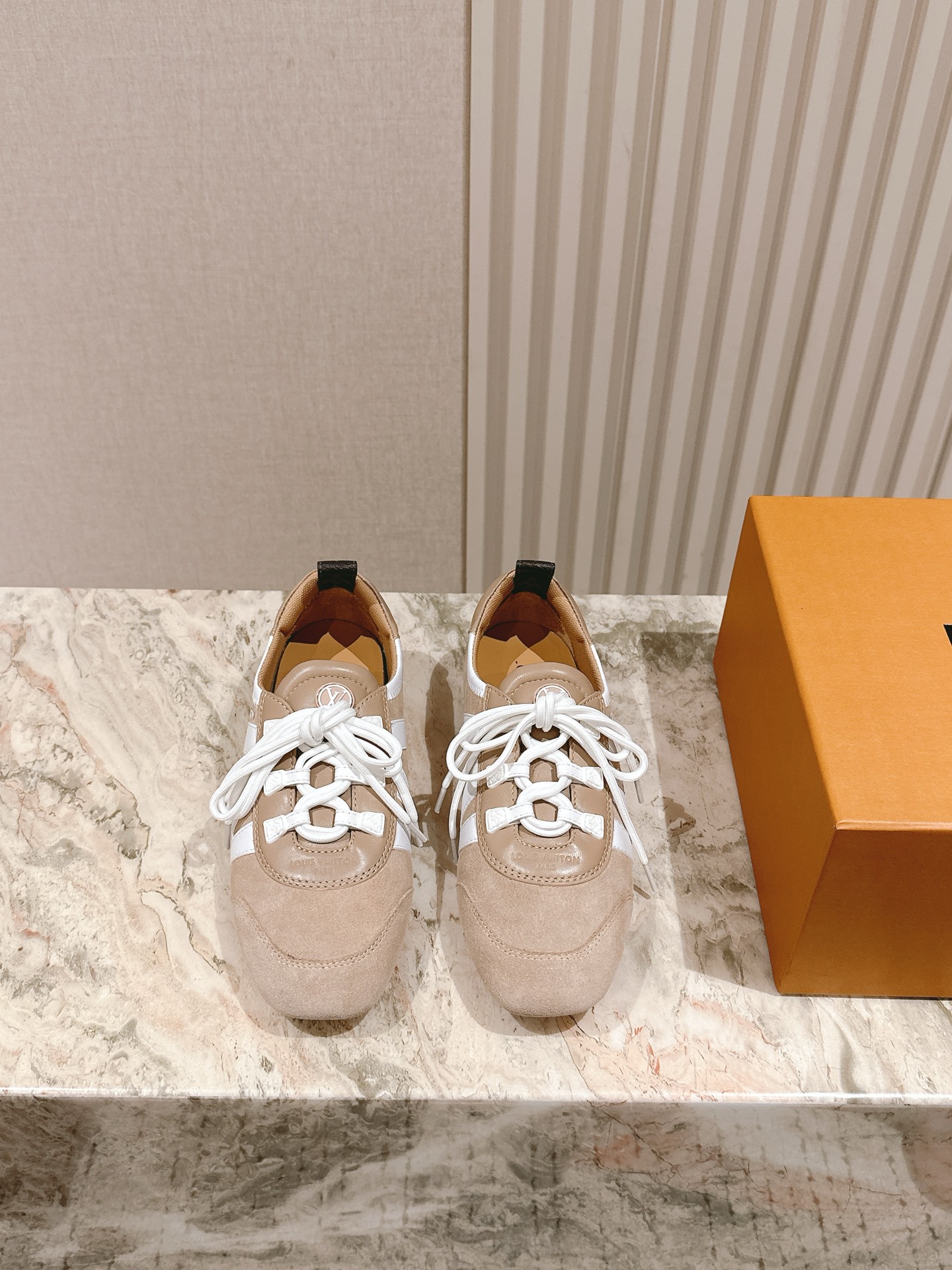 NO:262878,| 5 Purchase level LV Louis Vuitton counter latest retro tutor shoes; Forrest Gump shoes; ballet sneakers!  Many internet celebrities have started to show off this lace-up casual sneaker. This lace-up casual sneaker is a perfect American retro style~ It is super beautiful, comfortable, classic and versatile item/cowhide fabric mercerated beef reverse velvet Greet sequins presbyopia cowhide sheepskin lining/foot pad original molded rubber sole/bending and folding super soft size 35-40. A full set of luxury gift box packaging for counter synchronous!  Full set of luxury gift boxes for simultaneous counters!  , casual shoes / sneakers , louis vuitton , louis vuitton , sneakers , cowhide , sheepskin19860909| 5 代购级别LV路易威登专柜最新复古德训鞋；阿甘鞋；芭蕾运动鞋！众多网红明星纷纷开秀上脚炸街这款系带休闲运动鞋妥妥的美式复古风格～上脚超级好看舒适经典百搭的绝绝子单品/牛皮面料丝光牛反绒格力特亮片老花牛皮羊皮内里/垫脚 原版开模橡胶鞋底/耐弯耐折超软 码数35—40 全套专柜同步豪华礼盒包装！ 全套专柜同步豪华礼盒包装！,休闲鞋/运动鞋,louis vuitton,louis vuitton,sneakers,cowhide,sheepskin,Women's Shoes