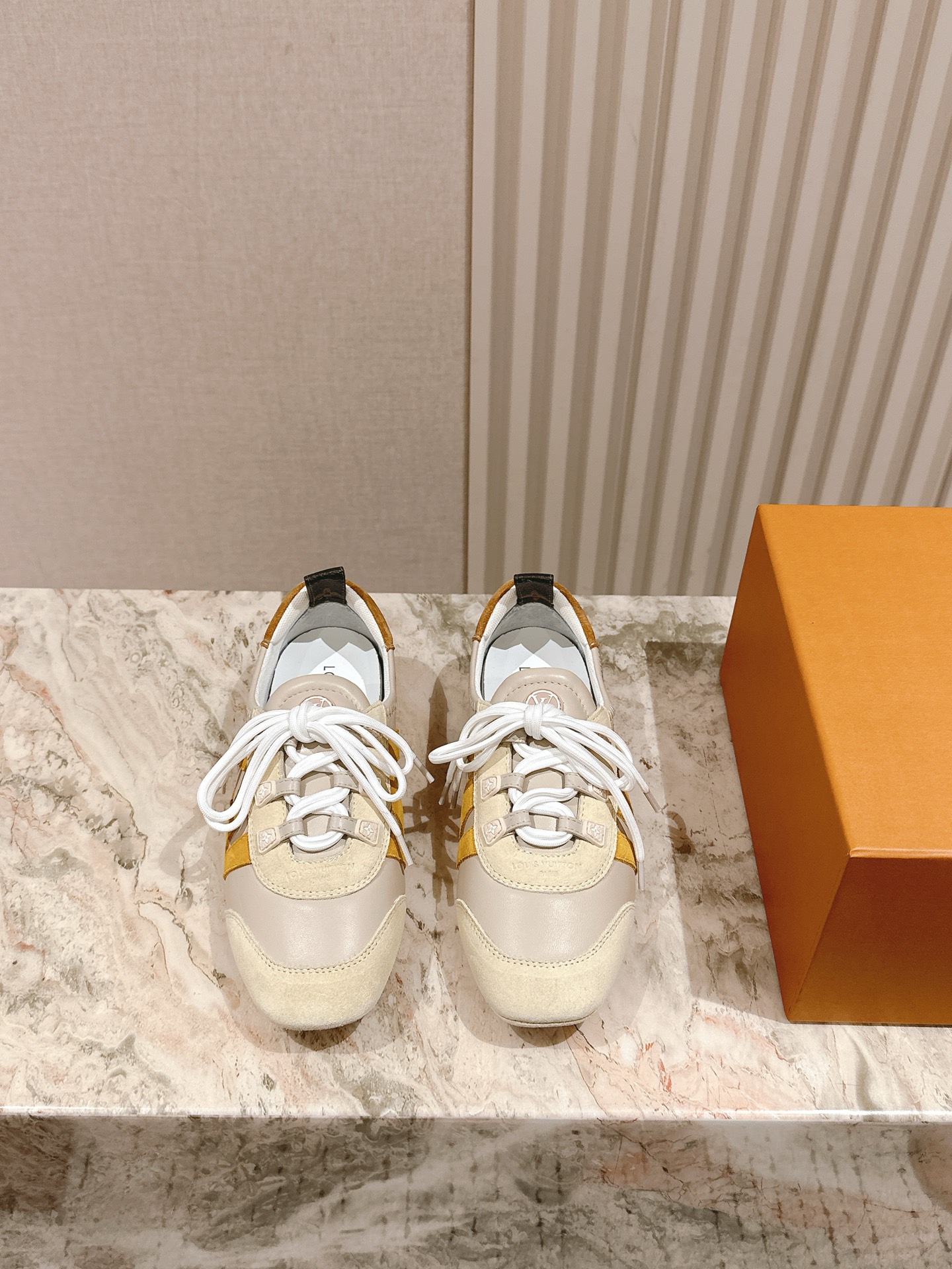 NO:439968,Couple style 5 Purchase level LV Louis Vuitton counter latest retro genre shoes; Forrest Gump shoes; ballet sneakers!  Many internet celebrities have started to show off this lace-up casual sneaker. This lace-up casual sneaker is a perfect American retro style~ It is super beautiful, comfortable, classic and versatile item/cowhide fabric mercerated beef reverse velvet Greet sequins presbyopia cowhide sheepskin lining/foot pad original molded rubber sole/bending and folding super soft size 35-45. A full set of counter synchronized luxury gift box packaging!  , casual shoes / sneakers , louis vuitton , louis vuitton , sneakers , cowhide , sheepskin19860909情侣款5 代购级别LV路易威登专柜最新复古德训鞋；阿甘鞋；芭蕾运动鞋！众多网红明星纷纷开秀上脚炸街这款系带休闲运动鞋妥妥的美式复古风格～上脚超级好看舒适经典百搭的绝绝子单品/牛皮面料丝光牛反绒格力特亮片老花牛皮羊皮内里/垫脚 原版开模橡胶鞋底/耐弯耐折超软 码数35—45 全套专柜同步豪华礼盒包装！,休闲鞋/运动鞋,louis vuitton,louis vuitton,sneakers,cowhide,sheepskin,Women's Shoes