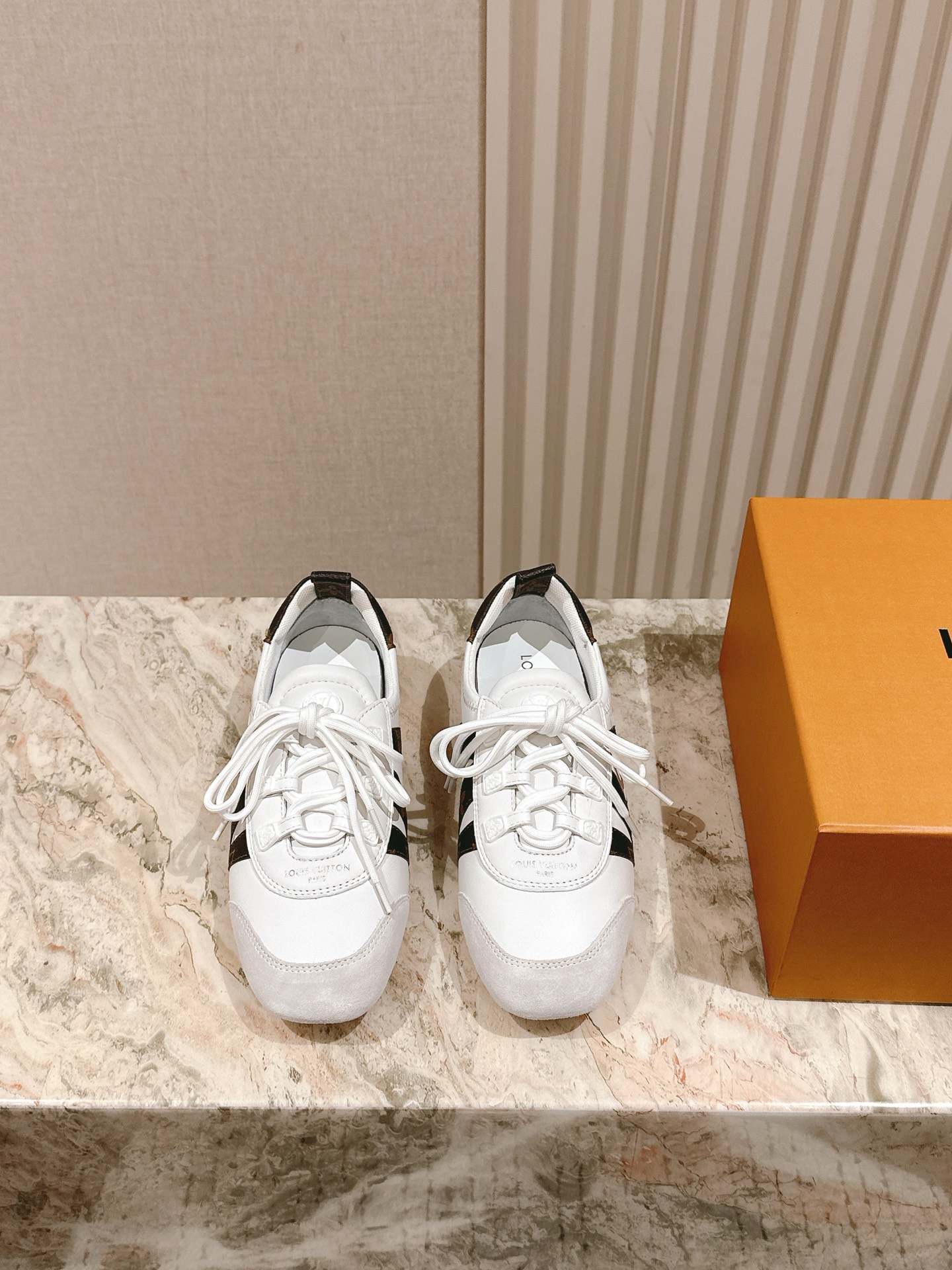 NO:243584,Couple model men's size 20 | 5 Purchase level LV Louis Vuitton counter latest retro mermaid shoes; Forrest Gump shoes; ballet sneakers!  Many internet celebrities have started to show off this lace-up casual sneaker. This lace-up casual sneaker is a perfect American retro style~ It is super beautiful, comfortable, classic and versatile item/cowhide fabric mercerated beef reverse velvet Greet sequins presbyopia cowhide sheepskin lining/foot pad original molded rubber sole/bending and folding resistance super soft size 35-45. A full set of counter synchronized luxury gift box packaging!  , casual shoes / sneakers , louis vuitton , louis vuitton , sneakers , cowhide , sheepskin19860909情侣款男码20 | 5 代购级别LV路易威登专柜最新复古德训鞋；阿甘鞋；芭蕾运动鞋！众多网红明星纷纷开秀上脚炸街这款系带休闲运动鞋妥妥的美式复古风格～上脚超级好看舒适经典百搭的绝绝子单品/牛皮面料丝光牛反绒格力特亮片老花牛皮羊皮内里/垫脚 原版开模橡胶鞋底/耐弯耐折超软 码数35—45 全套专柜同步豪华礼盒包装！,休闲鞋/运动鞋,louis vuitton,louis vuitton,sneakers,cowhide,sheepskin,Women's Shoes