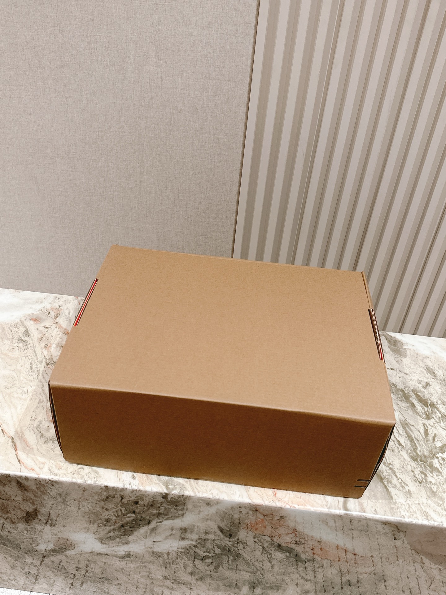 NO:243589,The counter is synchronized with luxurious gift box packaging!  , casual shoes/sports shoes, sneakers19860909专柜同步豪华礼盒包装！,休闲鞋/运动鞋,sneakers,Women's Shoes