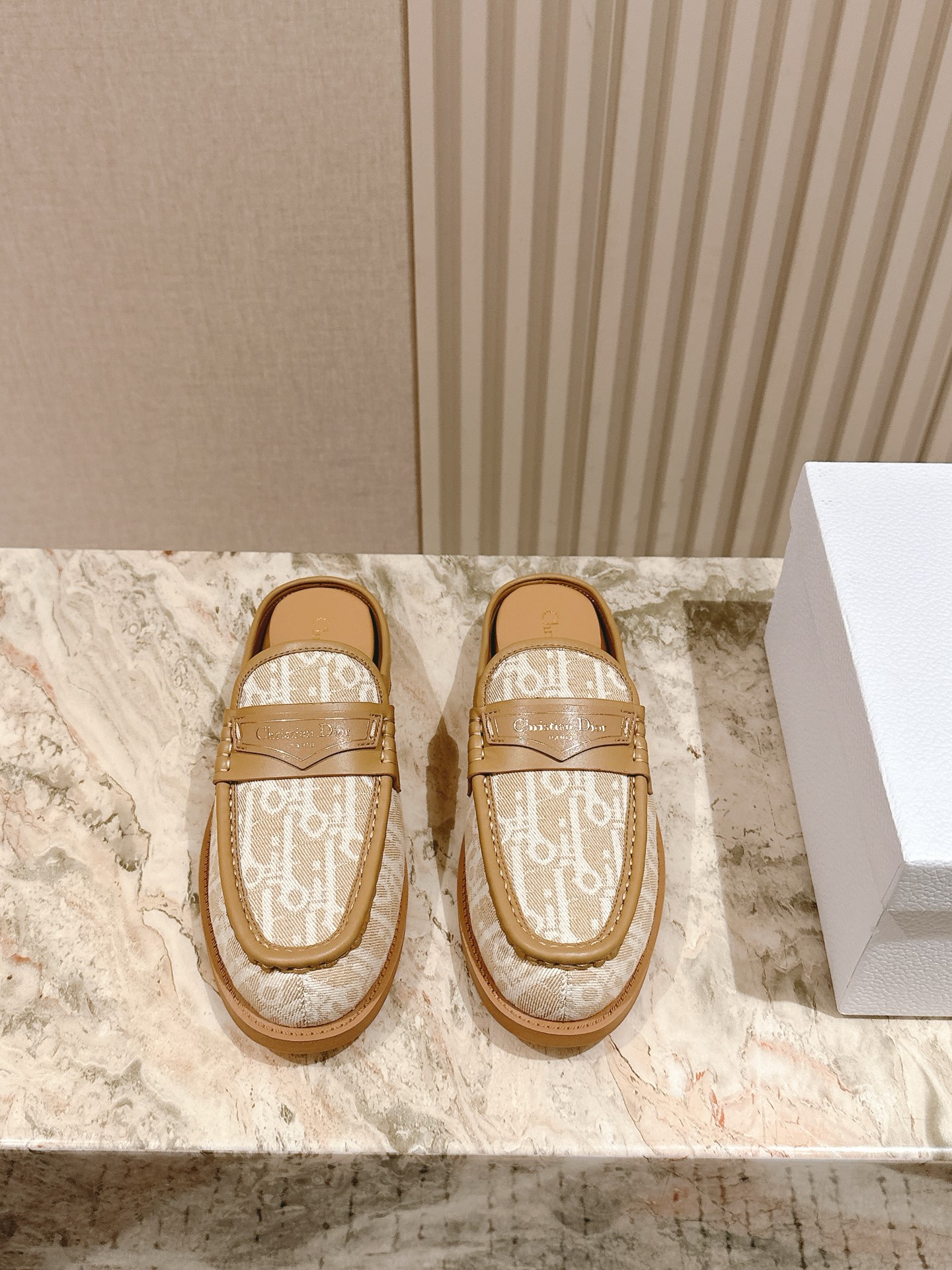 NO:409192,| 5 Dior DIOR early spring electric embroidery logo cloth hot Mueller slippers are simple, atmospheric and fashionable, and are unpredictable. They are the classics that never fade away in the fashion circle. Retro beanie shoes are comfortable to wear, versatile and casual and durable. The original one-to-one electric embroidery cloth!  Genuine leather big sole size 35-4040 41 customization, semi-drag, dior, dior, slippers, Leather soles19860909| 5  迪奥DIOR早春电绣logo布面爆款穆勒拖鞋 简约大气时髦,耐看不过时,是时尚圈永不退潮的经典所在,复古的豆豆鞋,上脚贼舒服,百搭休闲耐看 原版一比一电绣布面！ 真皮大底 码数35-4040 41定制,半拖,dior,dior,slippers,Leather soles,Women's Shoes