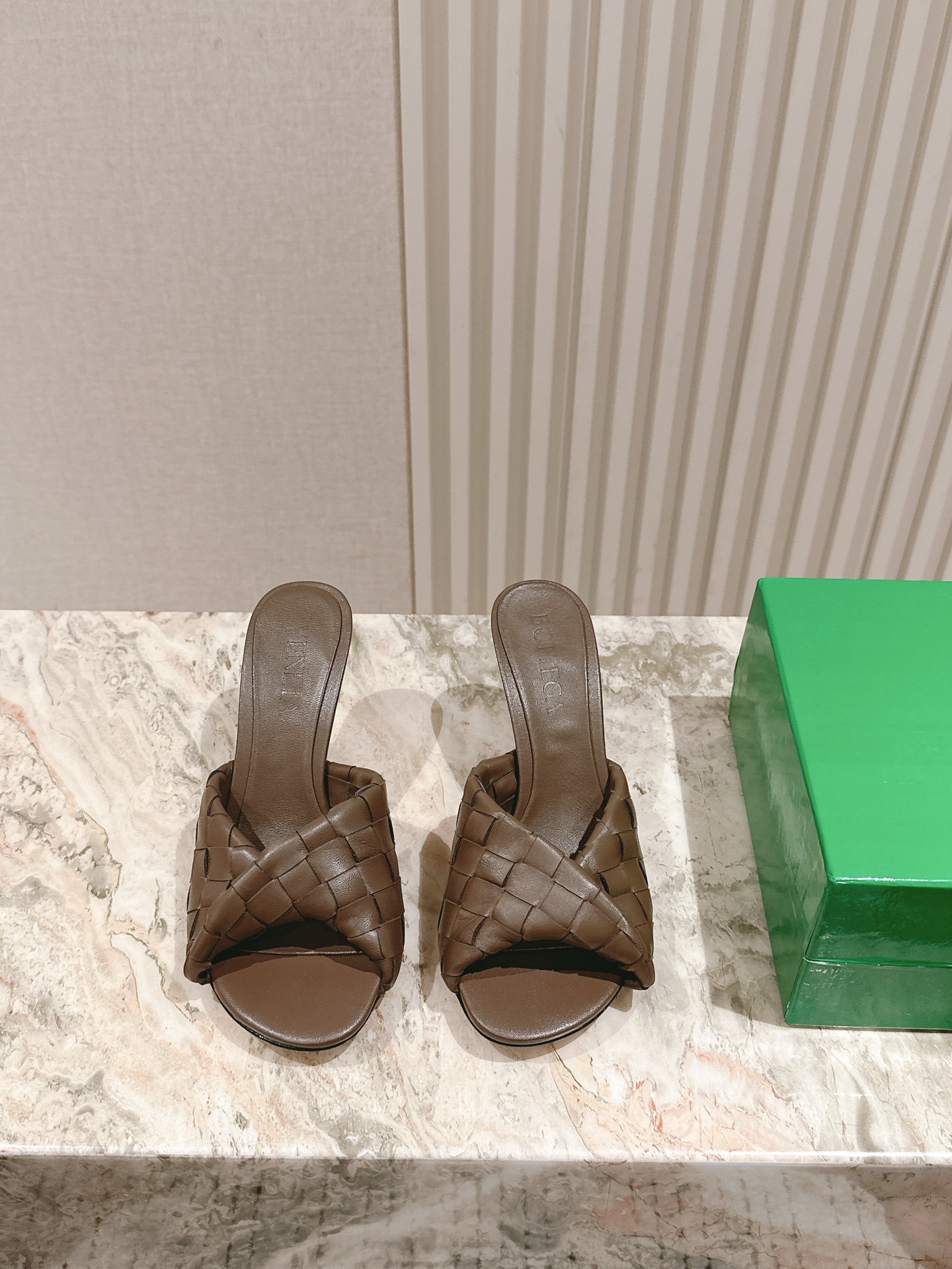 NO:440724,BV Blink lambskin noodles series slippers lambskin filling comfort sponge This classic model is simply the latest bv ceiling. Two-color versatile, lambskin design, hand-woven, high-end fabric, high-quality calfskin, footbed lambskin inner comfortable and high-end outsole, Italian leather outsole & injection rubber process, light dyeing process, benchmarking and matching version, original packaging, shoe bags adopt glue-printing logo process, the highest end of the market, hot melt glue toe, heel, easy to rebound and not deform, upper car line is selected from Italian computer needle truck, fine workmanship, original packaging, treat customers sincerely Flat/4.5/8.5/35 36 37 38 39 40 41 42 (40 41 42 Customized), slippers, bottega  veneta, slippers, cowhide, sheepskin, Leather soles19860909BV Blink 小羊皮面 系列拖鞋 小羊皮 填充舒适海绵 这款经典款 简直bv最新天花板啦 双色彩色百搭,小羊皮设计 手工编织而成 高档舒适 面料选用优质小牛皮 垫脚羊皮内里舒适高端 大底选用意大利真皮大底&注塑橡胶工艺 运用轻染工艺 对标对版 选用原版包装, 鞋子布袋采用印胶logo工艺 市场最高端,采用热熔胶定型鞋头 后跟 易回弹不变形 鞋面车线选用意大利电脑针车 做工精细 选用原版包装 真心对待客人 平底/ 4.5/8.5/ 35 36 37 38 39 40 41 42 （40 41 42 定制）,拖鞋,bottega veneta,slippers,cowhide,sheepskin,Leather soles,Women's Shoes