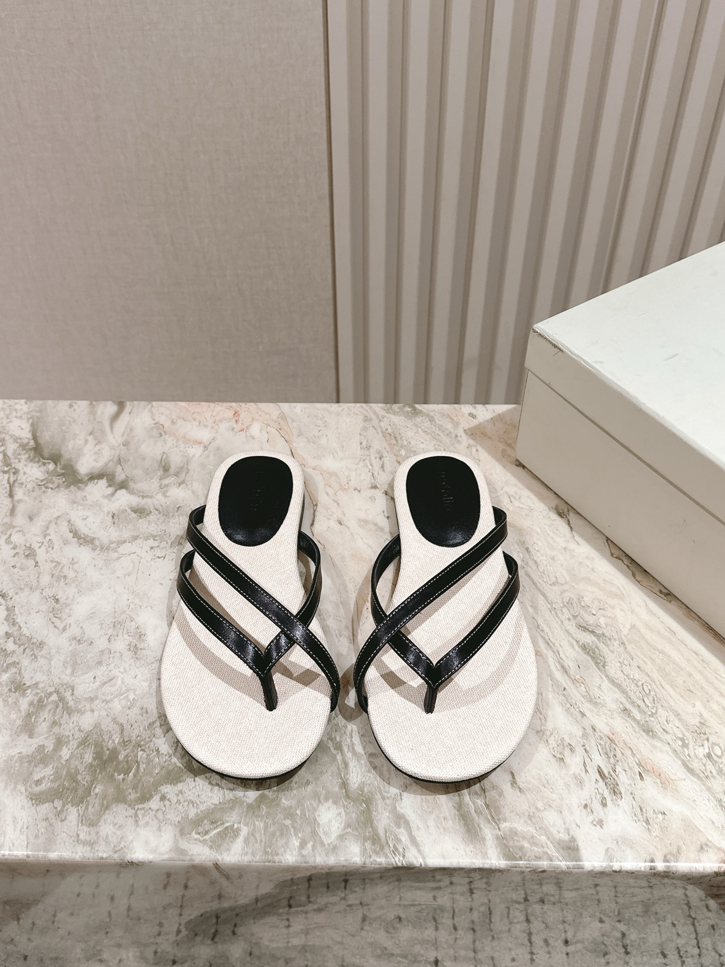 NO:409208,| 5 unfolio New early spring French sandals are versatile everyday, sheepskin lining, imported from Italy, injection molded sole, size 35-39# (40 41# customized, non-return and exchange), split-toed shoes, slippers, sheepskin19860909| 5 unfolio 早春新款法式凉拖鞋日常百搭闭眼入,羊皮内里,意大利进口注塑大底,码数35-39#（40 41#订做不退换）,分趾鞋,slippers,sheepskin,Women's Shoes